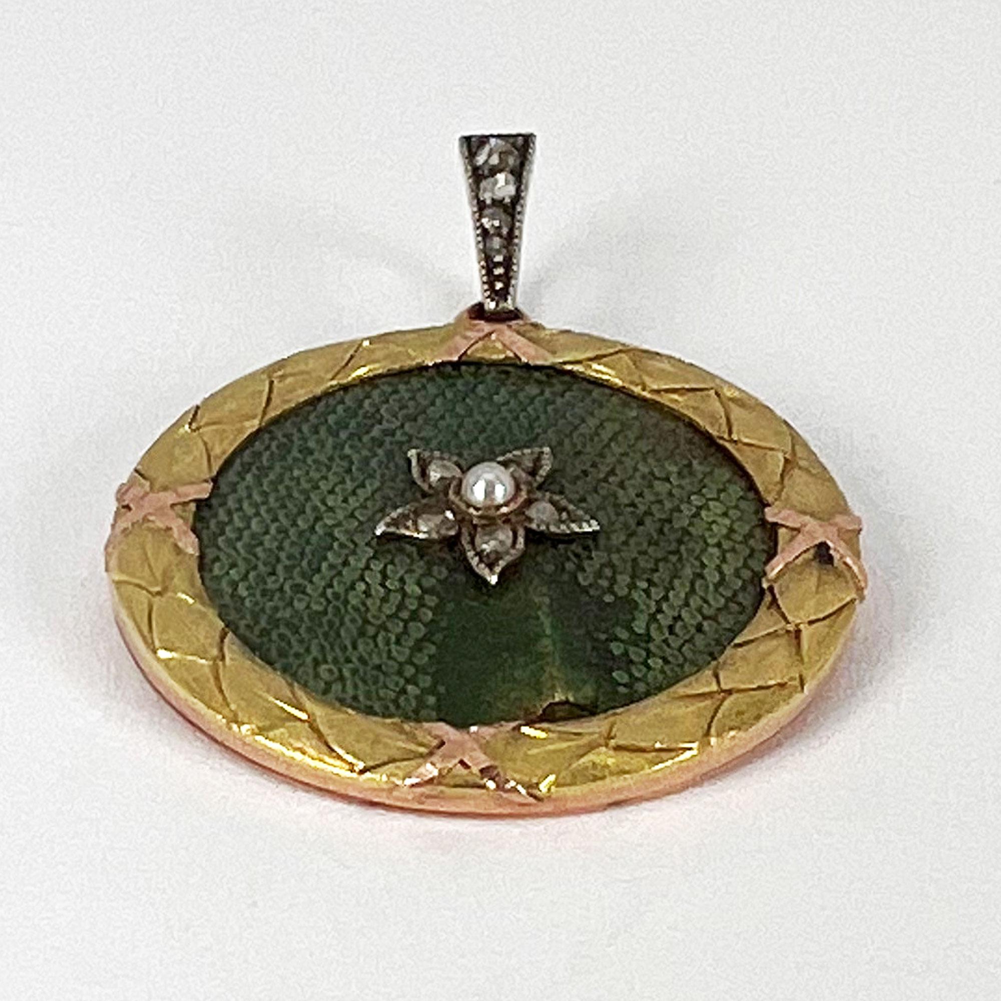 Taglio rotondo Ciondolo con perla e diamante Lucky Star Shagreen in oro giallo 18 carati in vendita