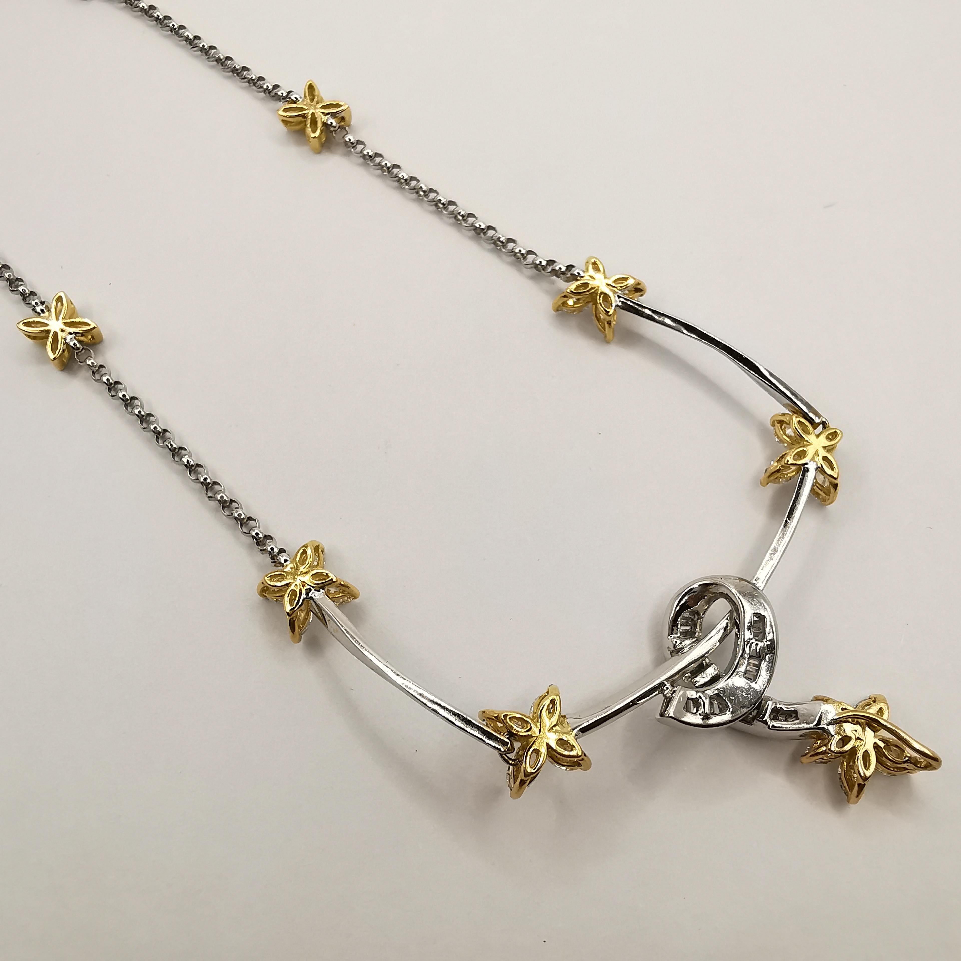 Collier bicolore en or blanc et jaune 18 carats avec diamants Lucky Stars Neuf - En vente à Wan Chai District, HK