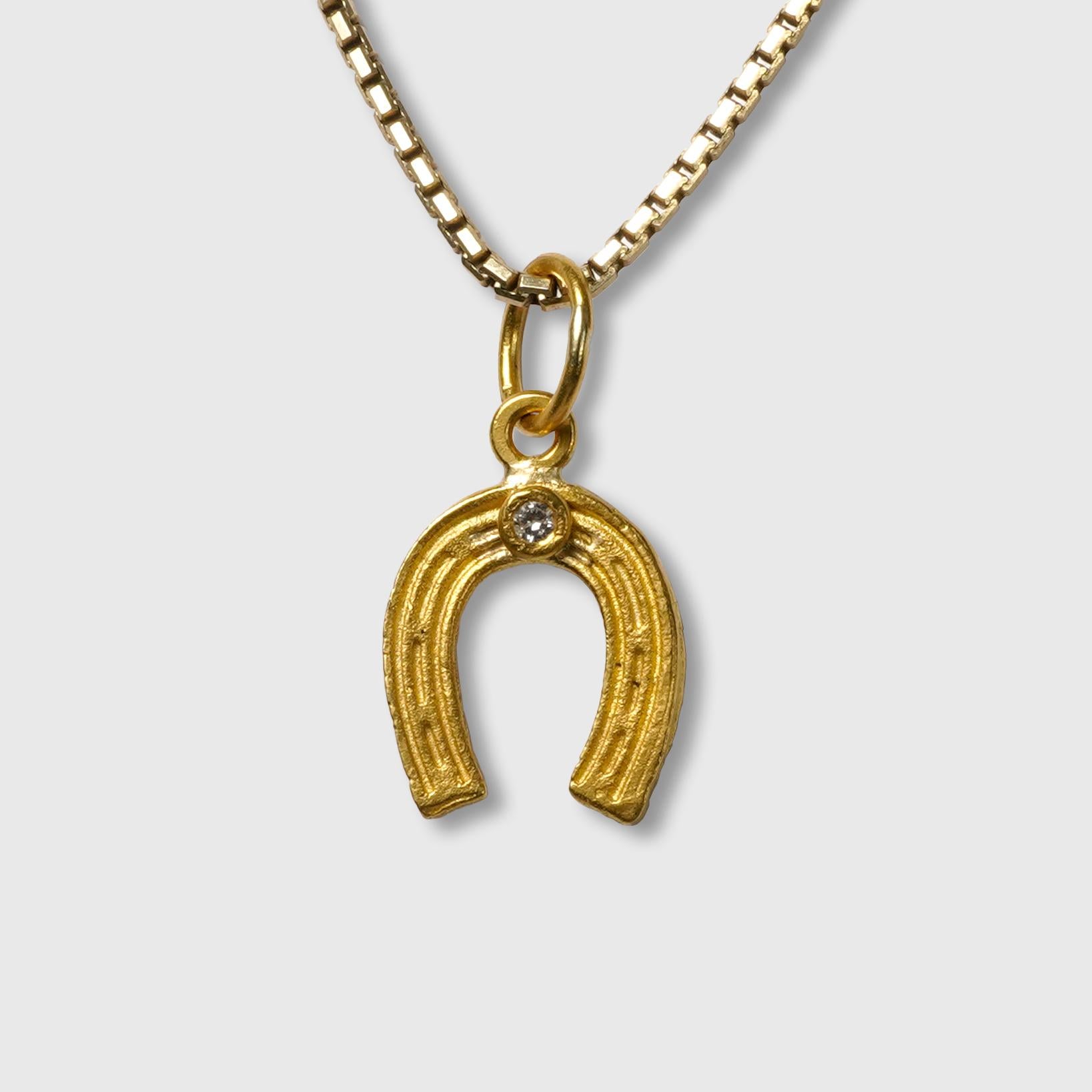 Taille ronde Pendentif breloque traditionnel en or massif 24 carats et diamant 0,02 carat en vente