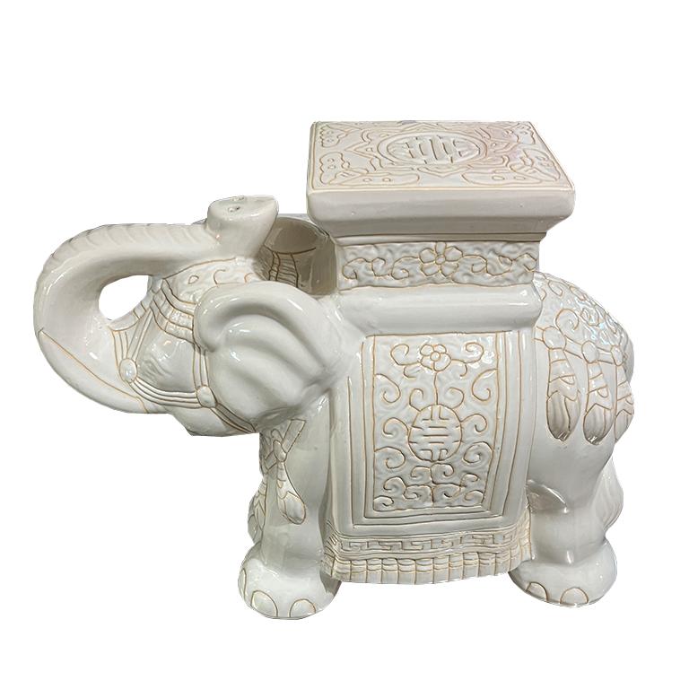 Dieser weiße Vintage-Keramik-Elefantenhocker ist ein zeitloser Akzent, der skulpturalen Charme mit reicher kultureller Symbolik verbindet. Nach dem Vorbild traditioneller chinesischer Elefanten-Gartenhocker gefertigt, weist dieses Stück aufwändige