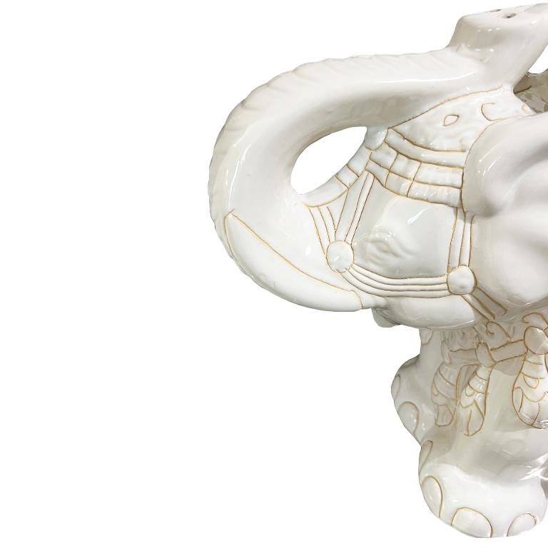 Lucky Vintage Weißer Keramik Elefant Gartenhocker oder Beistelltisch mit asiatischem Motiv (Hongkong) im Angebot
