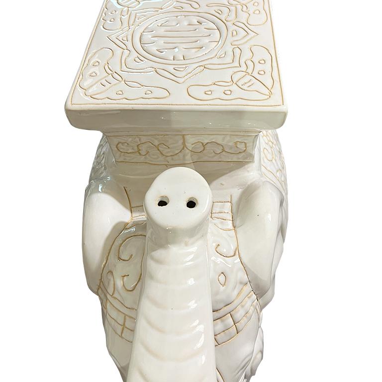 Lucky Vintage Weißer Keramik Elefant Gartenhocker oder Beistelltisch mit asiatischem Motiv im Angebot 2