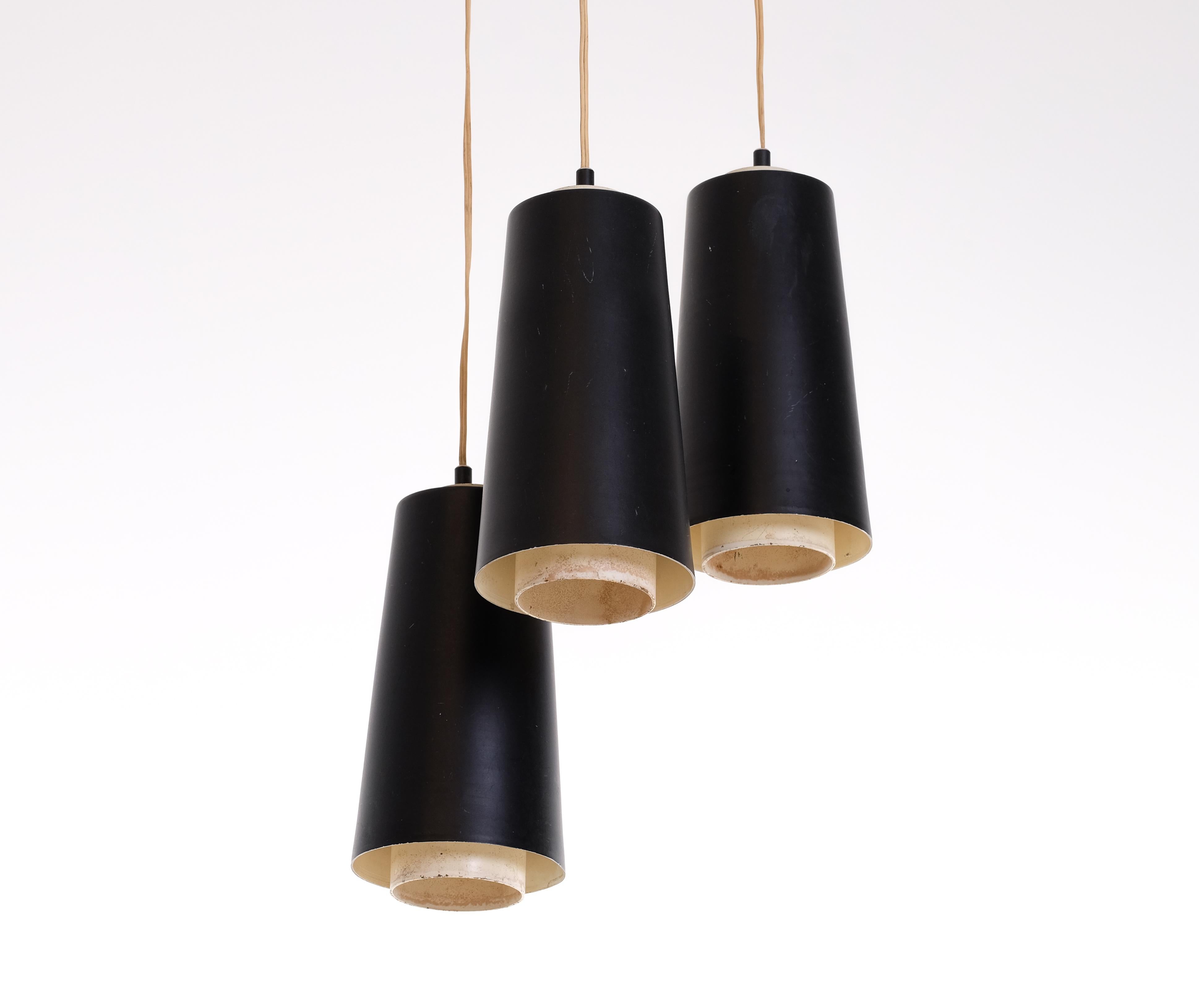 Three-armed pendant produced by Luco, Sweden, 1950s. Lacquered aluminum and steel with a brass ceiling mount.