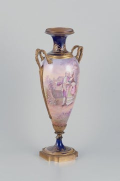 Lucot pour Sèvres, France. Grand vase en forme d'amphore en faïence et bronze.