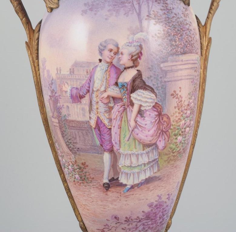 Neorococò Lucot per Sèvres, Francia. Grande vaso a forma di anfora in maiolica e bronzo. in vendita