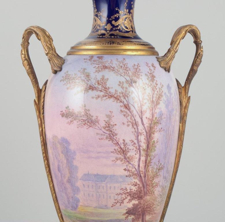 Francese Lucot per Sèvres, Francia. Grande vaso a forma di anfora in maiolica e bronzo. in vendita