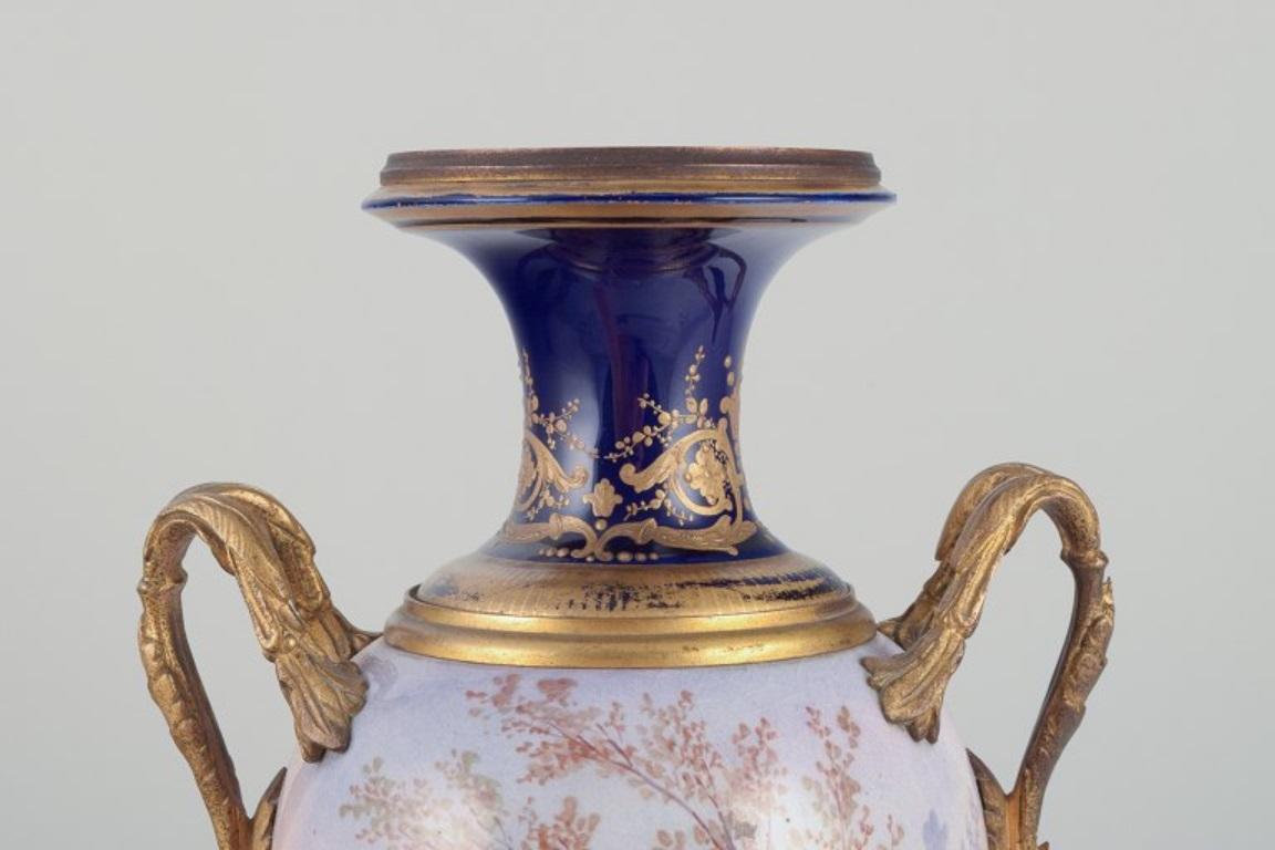 Lucot per Sèvres, Francia. Grande vaso a forma di anfora in maiolica e bronzo. In condizioni ottime in vendita a Copenhagen, DK