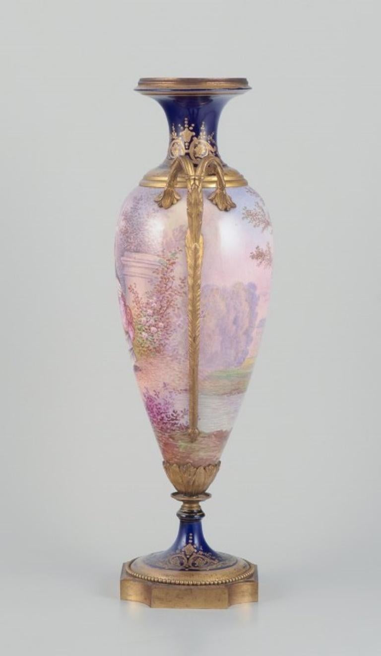 XIX secolo Lucot per Sèvres, Francia. Grande vaso a forma di anfora in maiolica e bronzo. in vendita