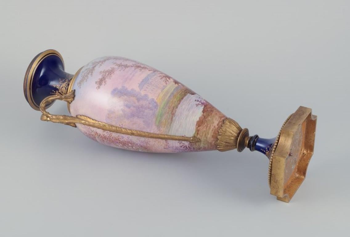 Bronzo Lucot per Sèvres, Francia. Grande vaso a forma di anfora in maiolica e bronzo. in vendita
