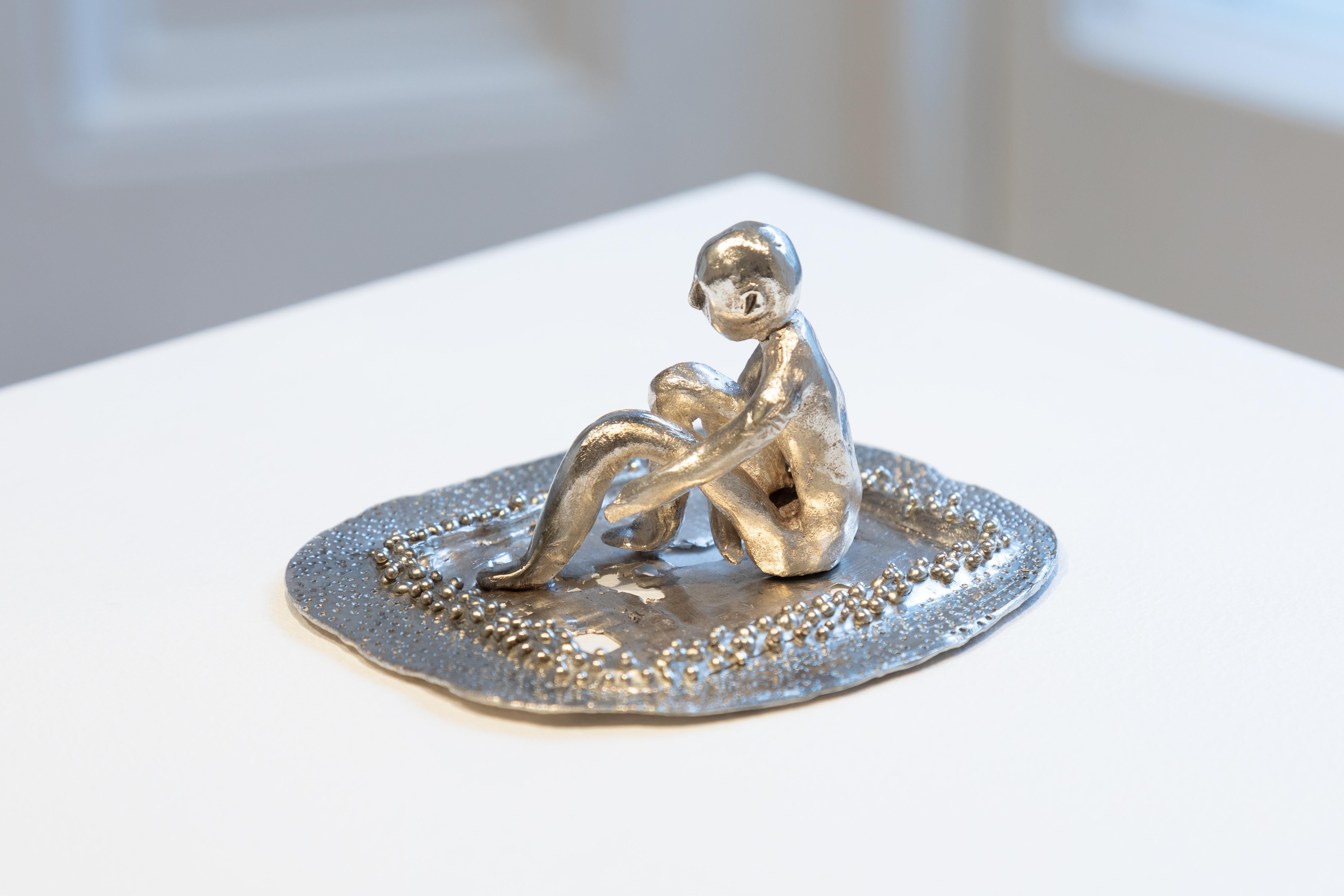 Dans le domaine des miroirs, où les reflets jouent, un enchantement d'argent - Sculpture de Lucrezia Abatzoglu 