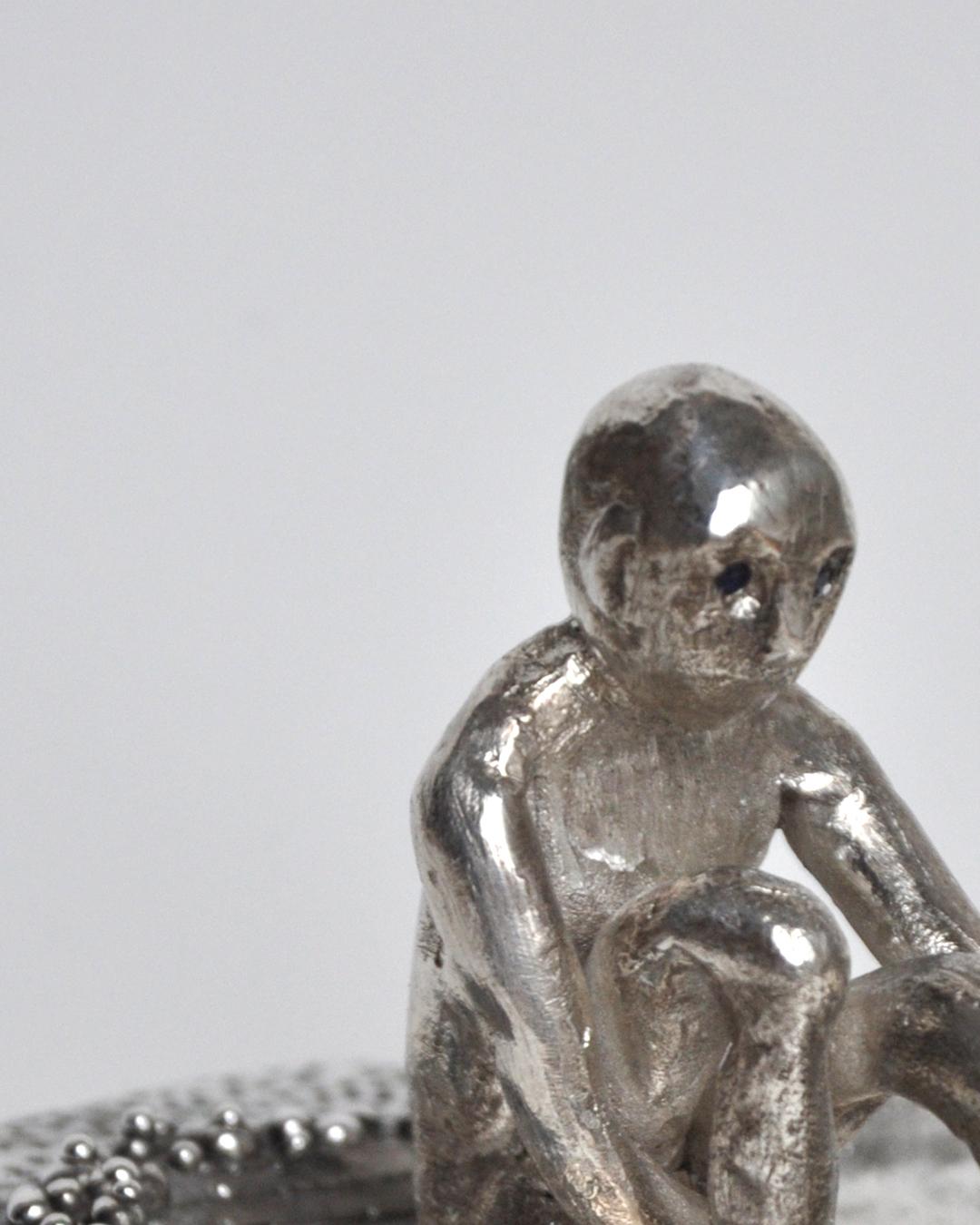 Dans le domaine des miroirs, où les reflets jouent, un enchantement d'argent - Contemporain Sculpture par Lucrezia Abatzoglu 