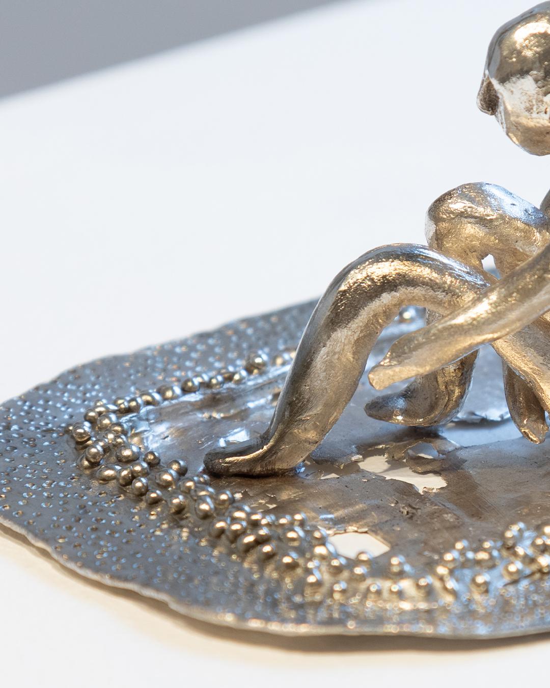 Dans le domaine des miroirs, où les reflets jouent, un enchantement d'argent - Argent Figurative Sculpture par Lucrezia Abatzoglu 