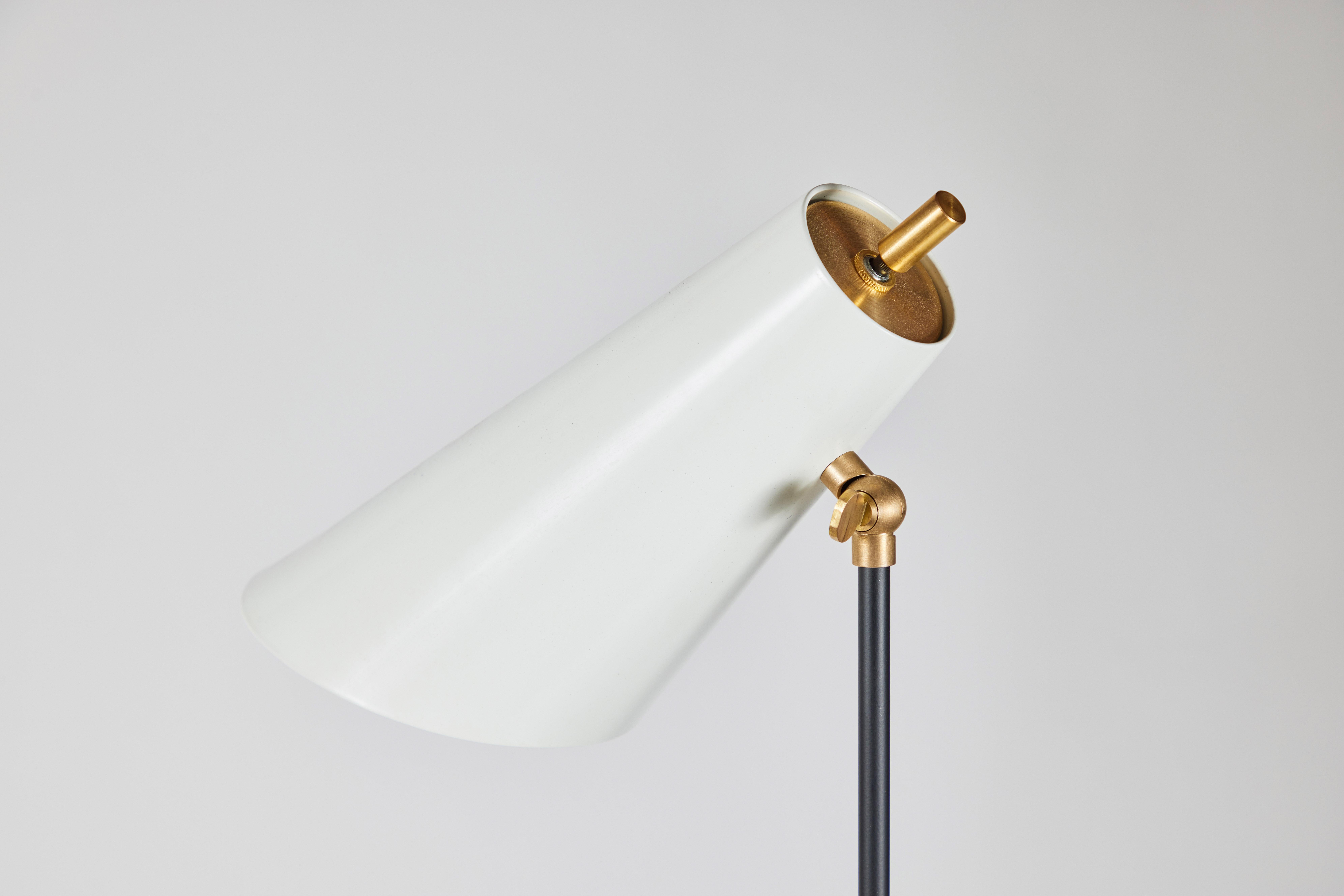 Stehlampe „Lucy“ aus Messing und Metall von Alvaro Benitez (21. Jahrhundert und zeitgenössisch) im Angebot