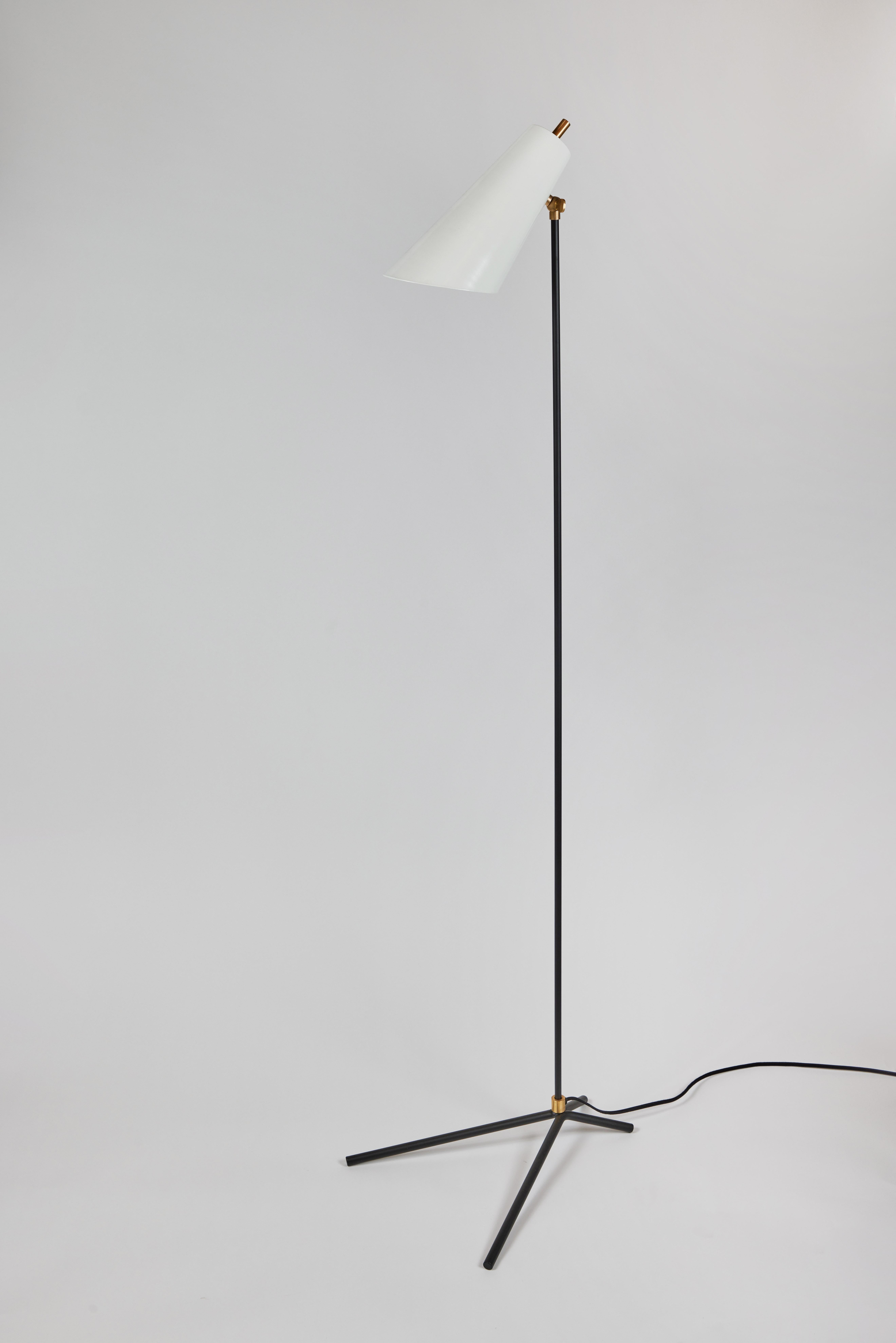 Stehlampe „Lucy“ aus Messing und Metall von Alvaro Benitez (amerikanisch) im Angebot
