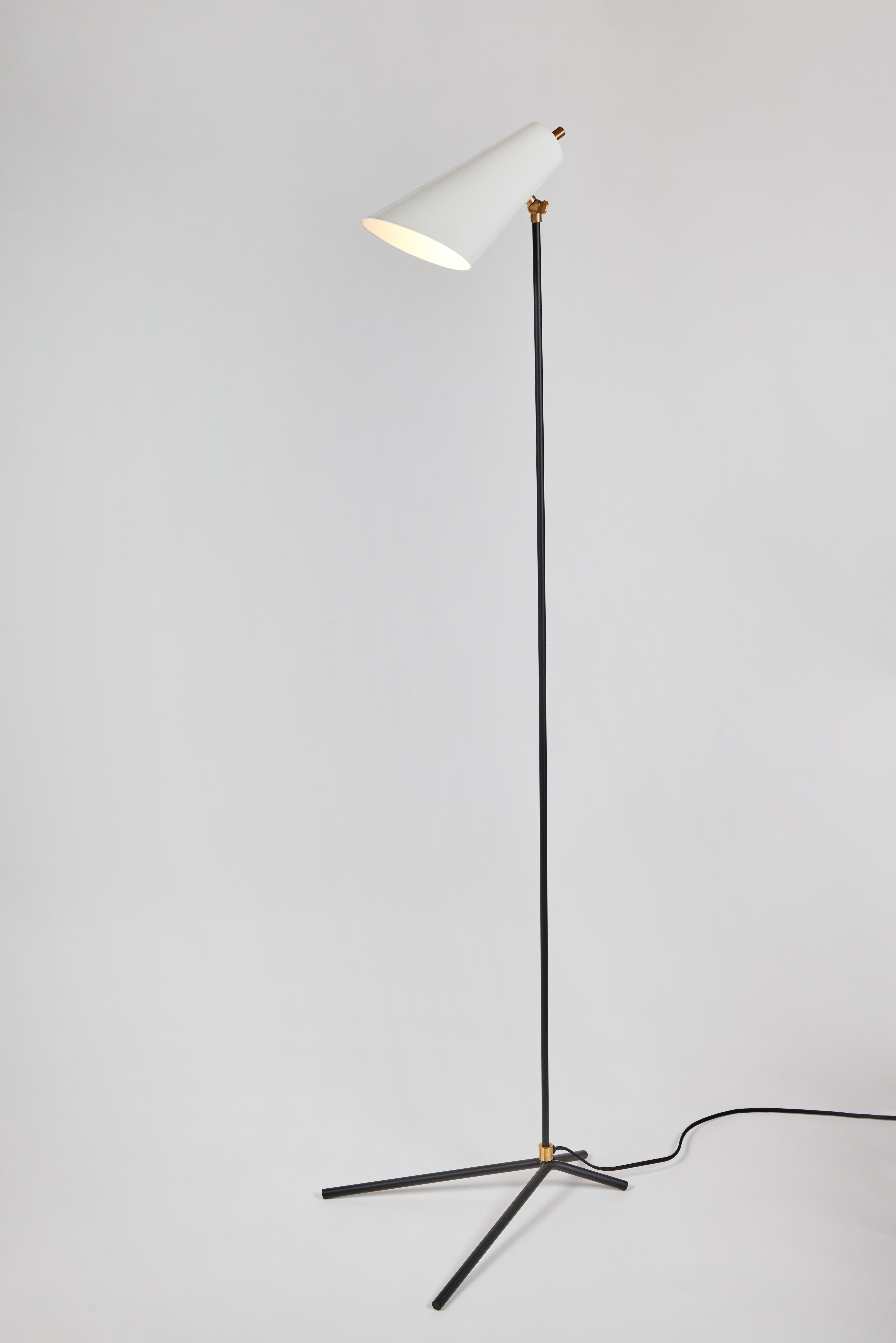 Stehlampe „Lucy“ aus Messing und Metall von Alvaro Benitez (Moderne der Mitte des Jahrhunderts) im Angebot