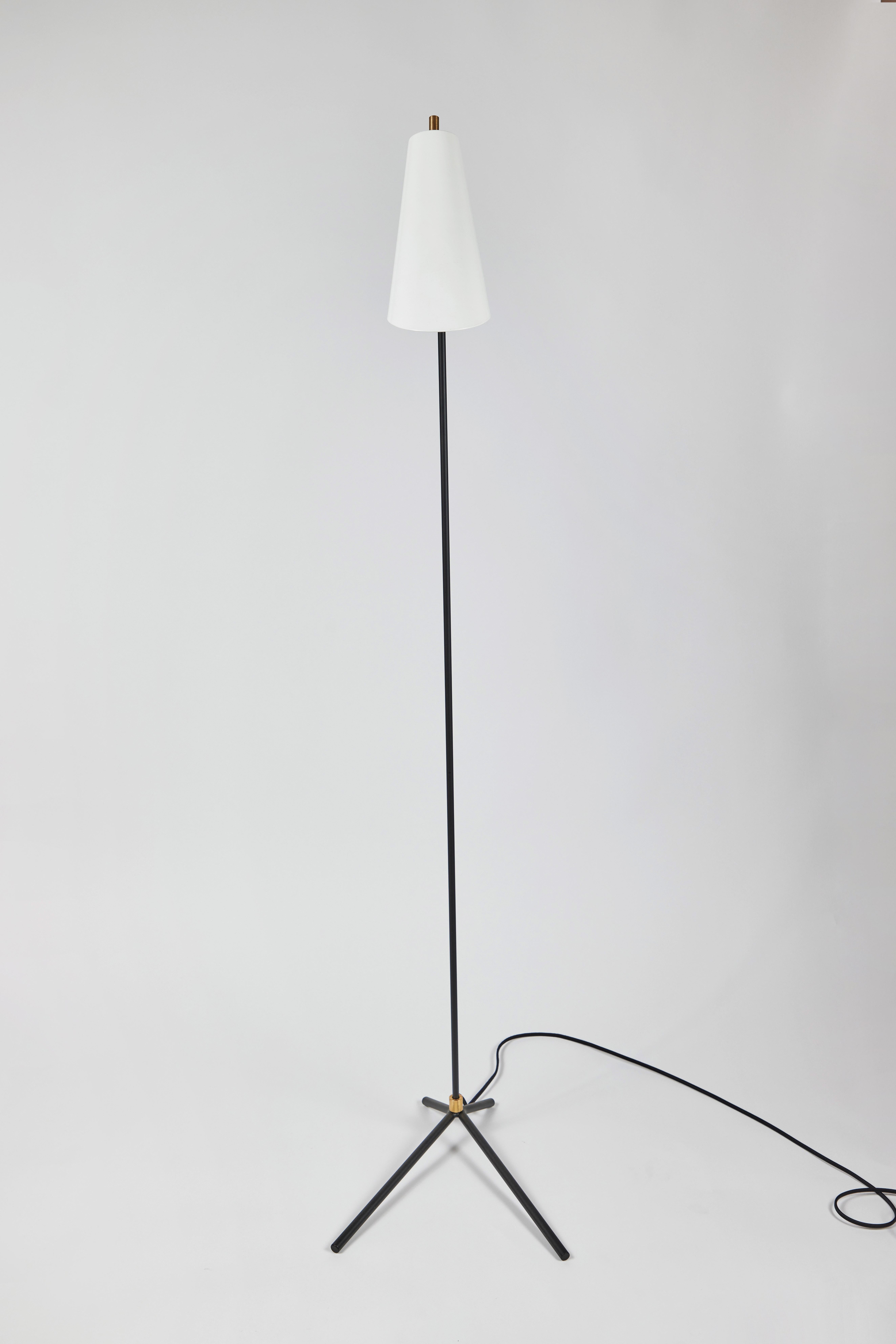 Stehlampe „Lucy“ aus Messing und Metall von Alvaro Benitez (Gemalt) im Angebot