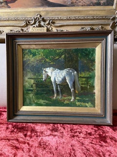 Graues Pflanzgefäß in der Übertöpferei