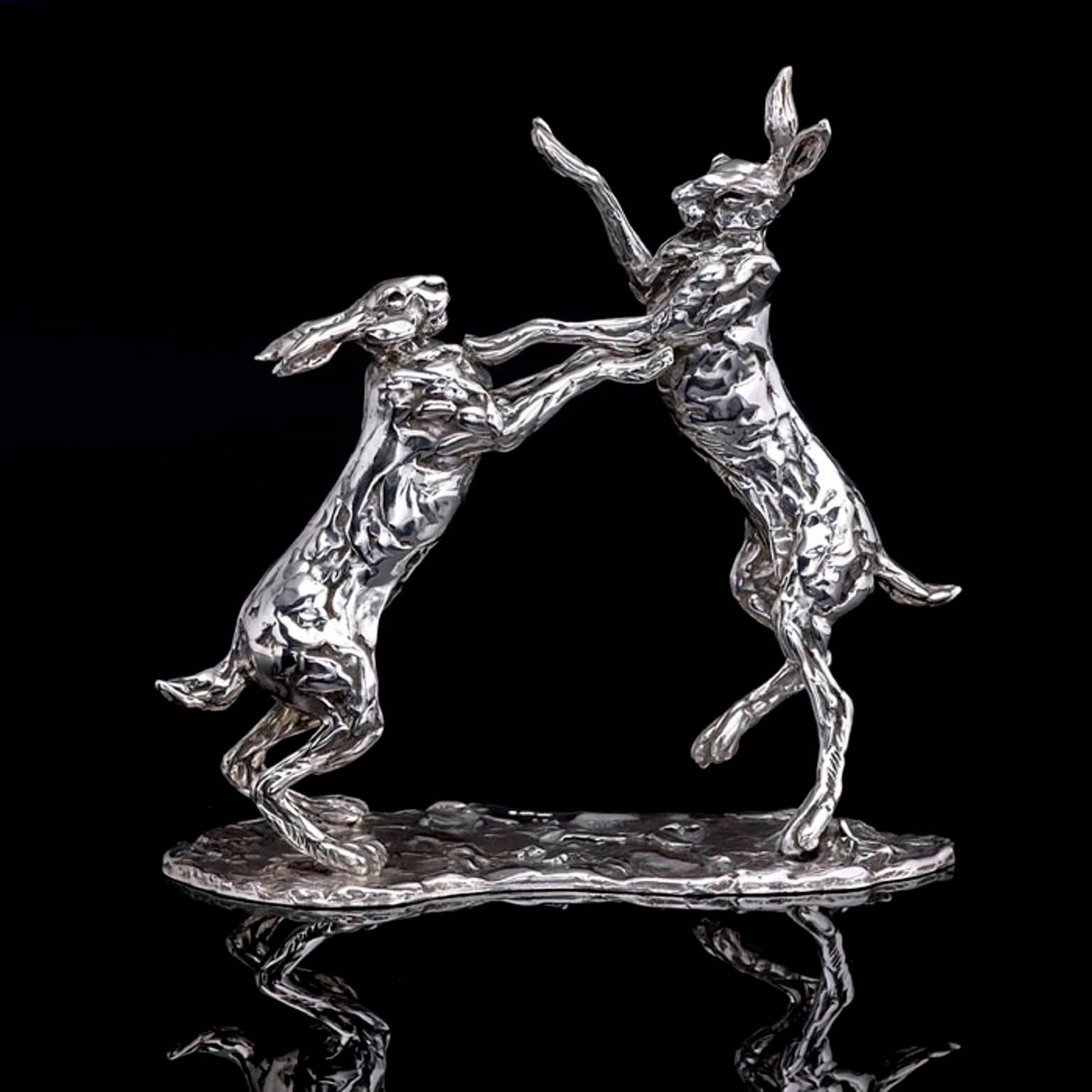 « Boxing Hares » Sculpture en argent sterling en édition limitée de Lucy Kinsella en vente 1