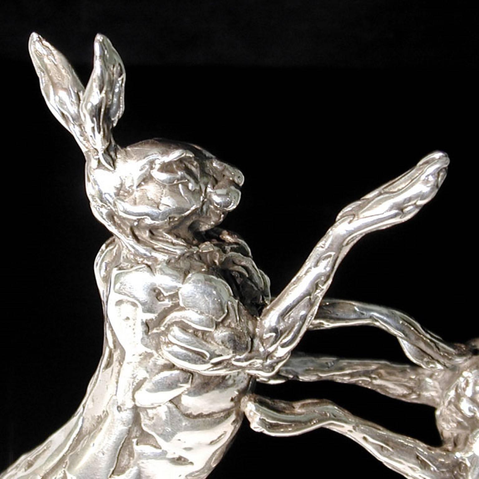 « Boxing Hares » Sculpture en argent sterling en édition limitée de Lucy Kinsella en vente 2