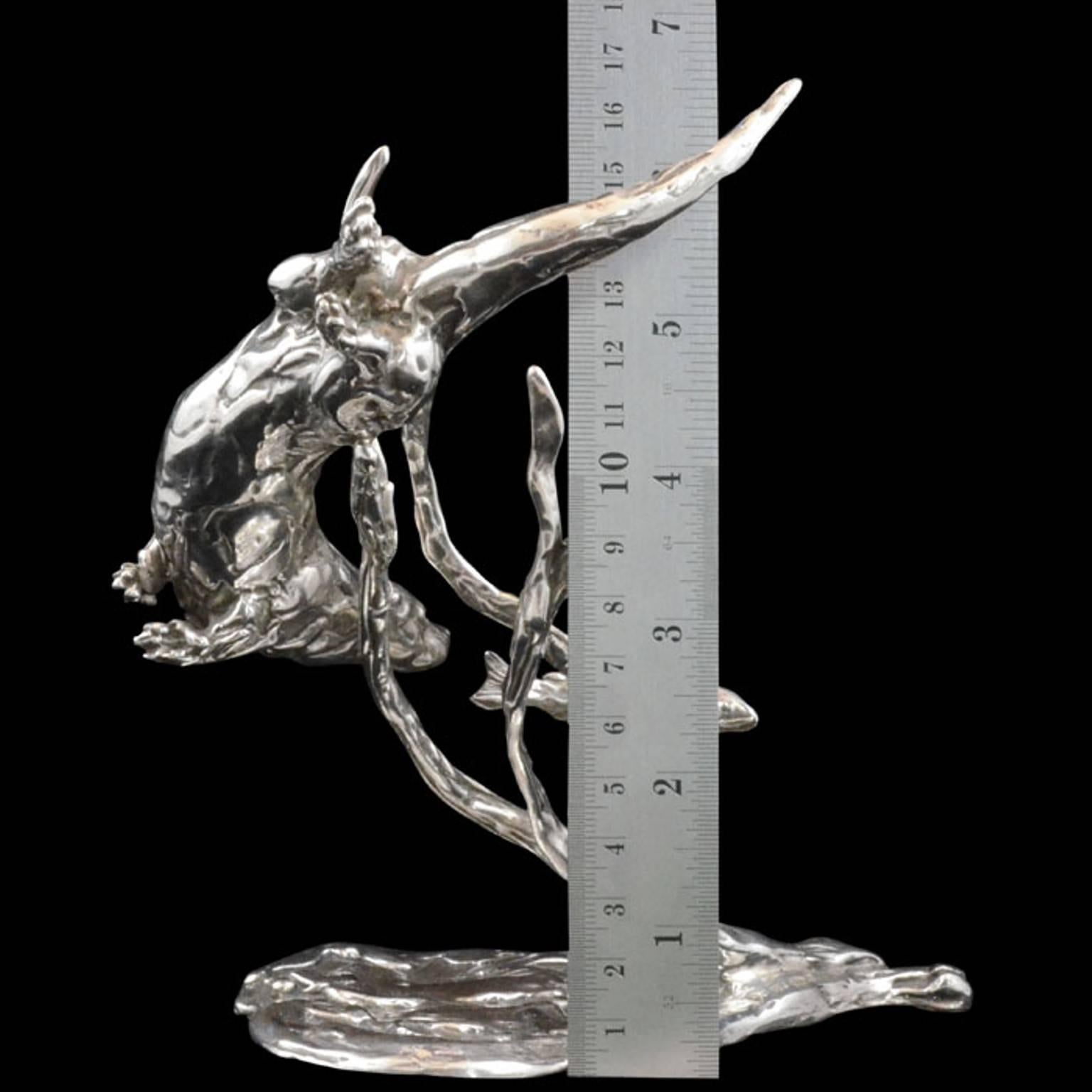 Sculpture en argent sterling en édition limitée « Otter Chasing Trout » de Lucy Kinsella en vente 2