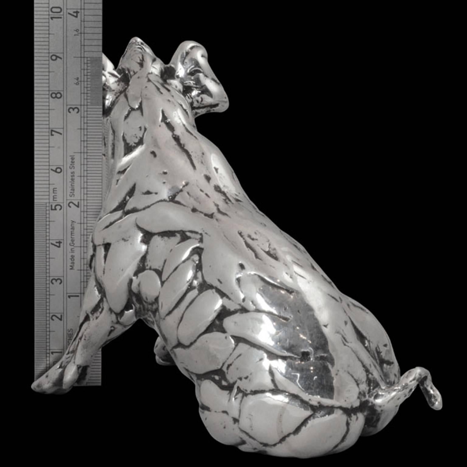 „Sitzendes Schwein“ Sterlingsilber-Skulptur in limitierter Auflage von Lucy Linsella (Schwarz), Figurative Sculpture, von Lucy Kinsella