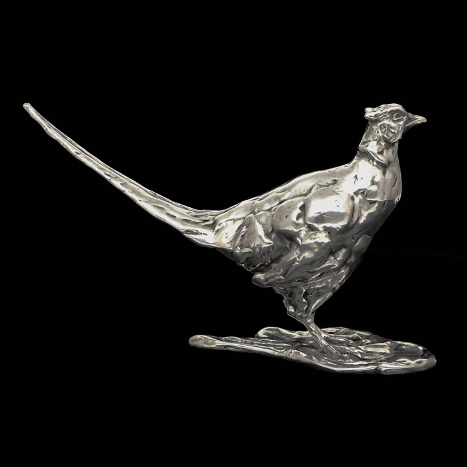 Sculpture en argent sterling de Lucy Kinsella intitulée " Standing Pheasant ". Ce faisan chinois à collier, finement modelé en édition limitée, se tient debout, la queue relevée, vigilant et alerte, ses yeux de fouine observant son environnement. 