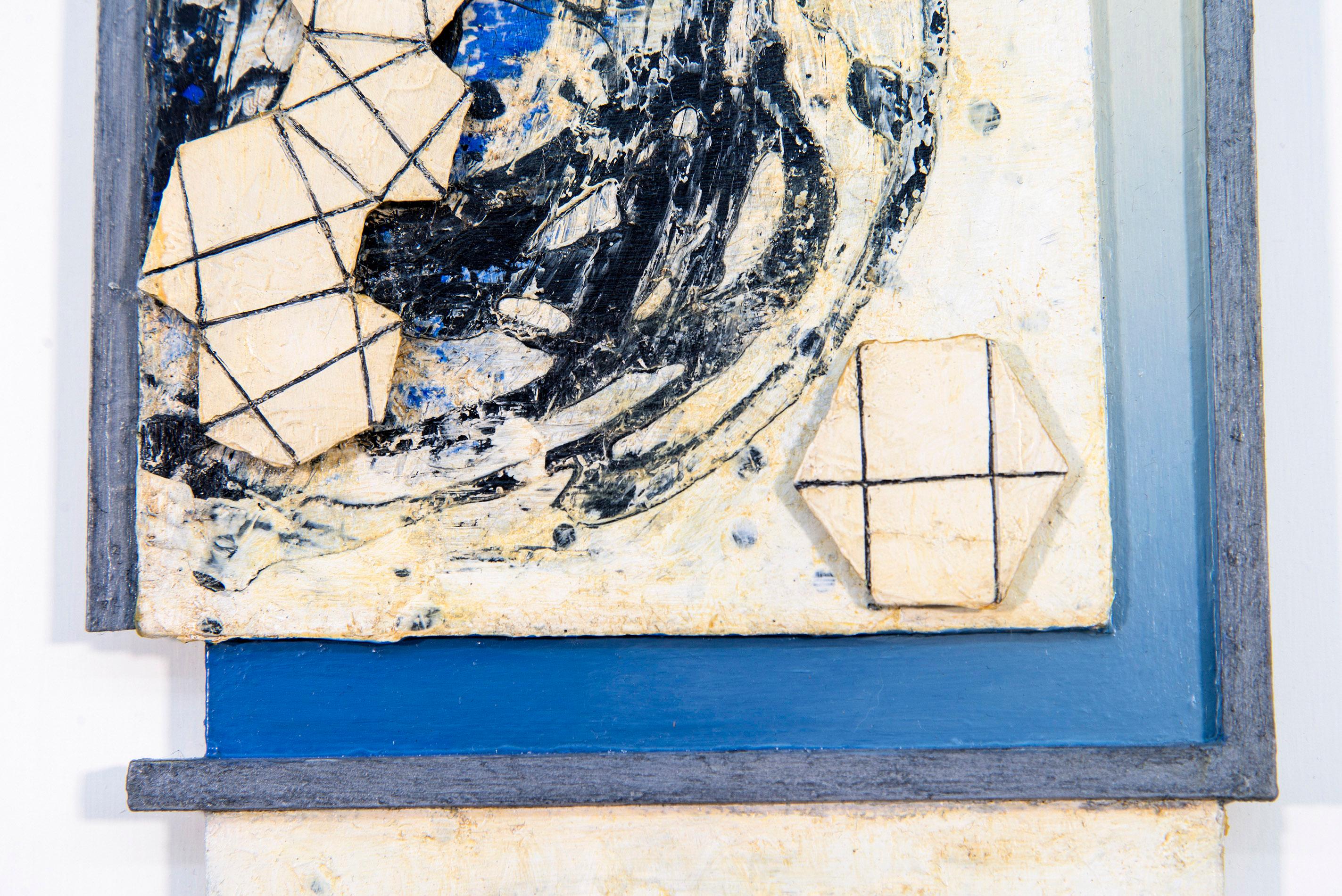 Genesis - bianco, nero, blu, astratto, tridimensionale, scultura da parete - Abstract Painting Marrone di Lucy Maki