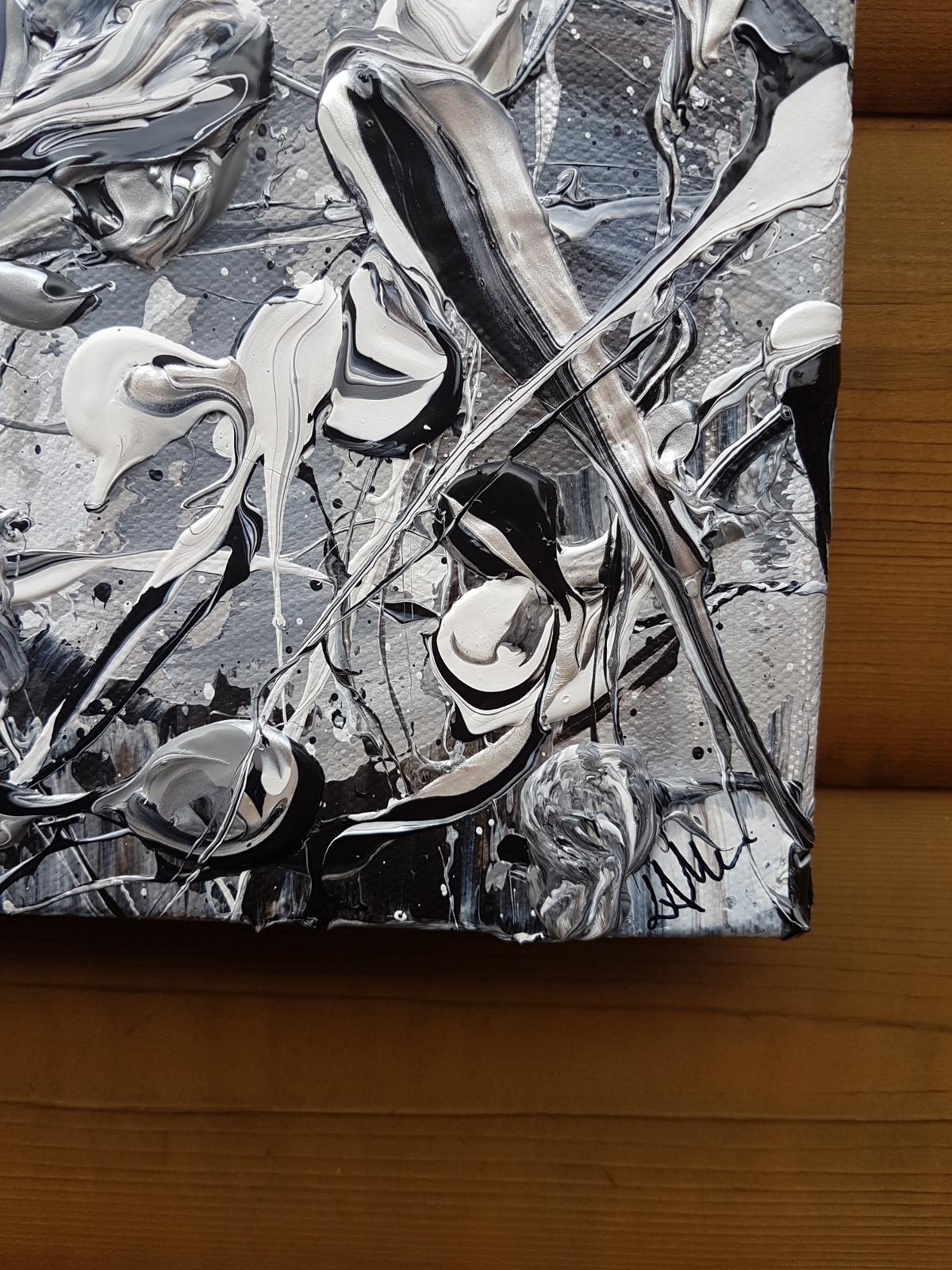 Abstract Synapses - Step Out Of The Shadows #2 di Lucy Moore [2022]

originale
Acrilico su tela
Dimensioni dell'immagine: H. 60 cm x L. 60 cm
Dimensioni complete dell'opera senza cornice: H. H. 60 cm x L. 60 cm x P. 1,5 cm.
Venduto senza cornice
Si