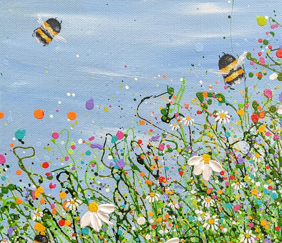 Bumbling Meadows 2, Abstraktes Blumengemälde, Original-Landschaftskunst, Natur (Grau), Landscape Painting, von Lucy Moore