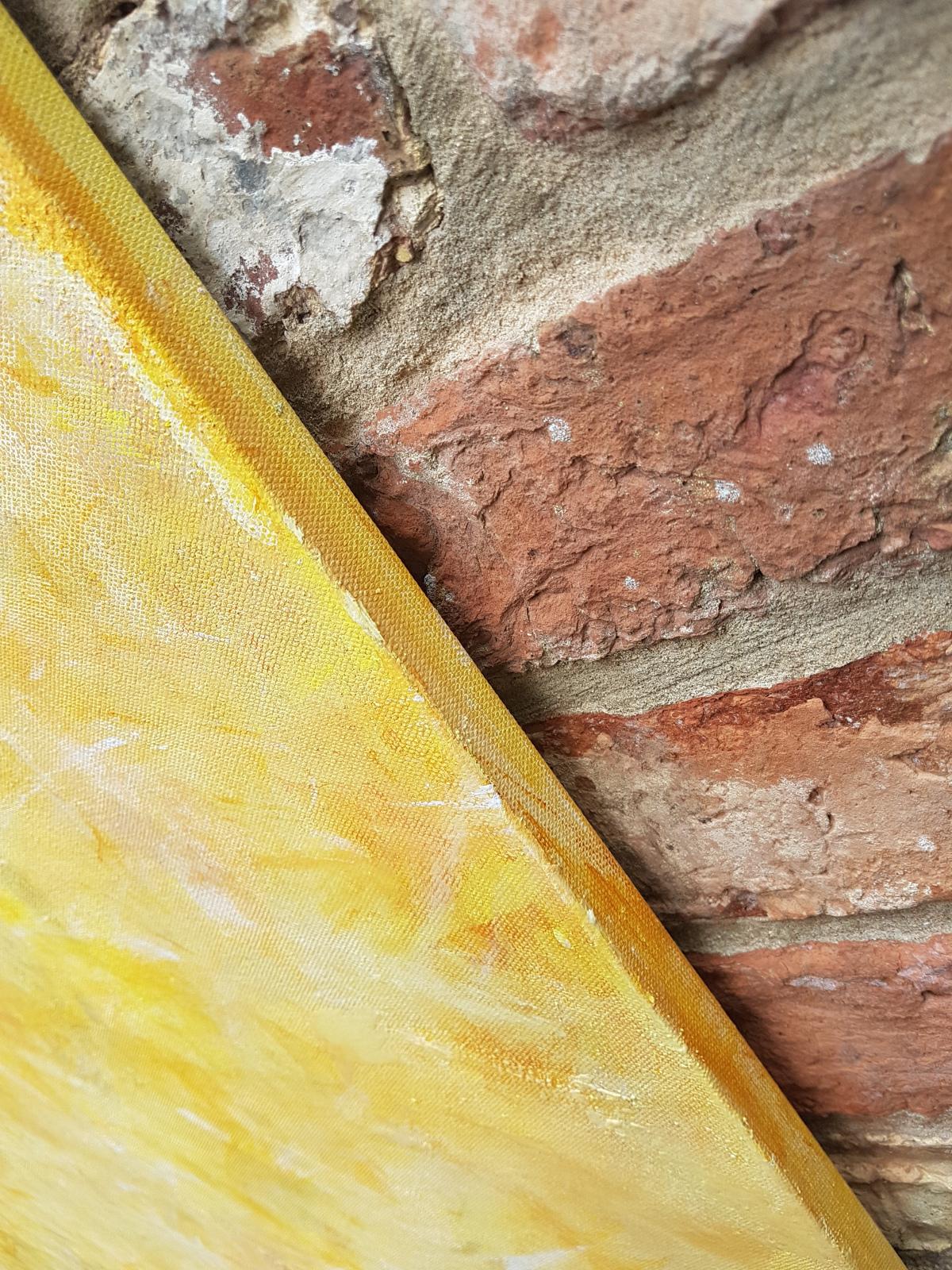 Bedecke mich mit Sonnenschein – Painting von Lucy Moore