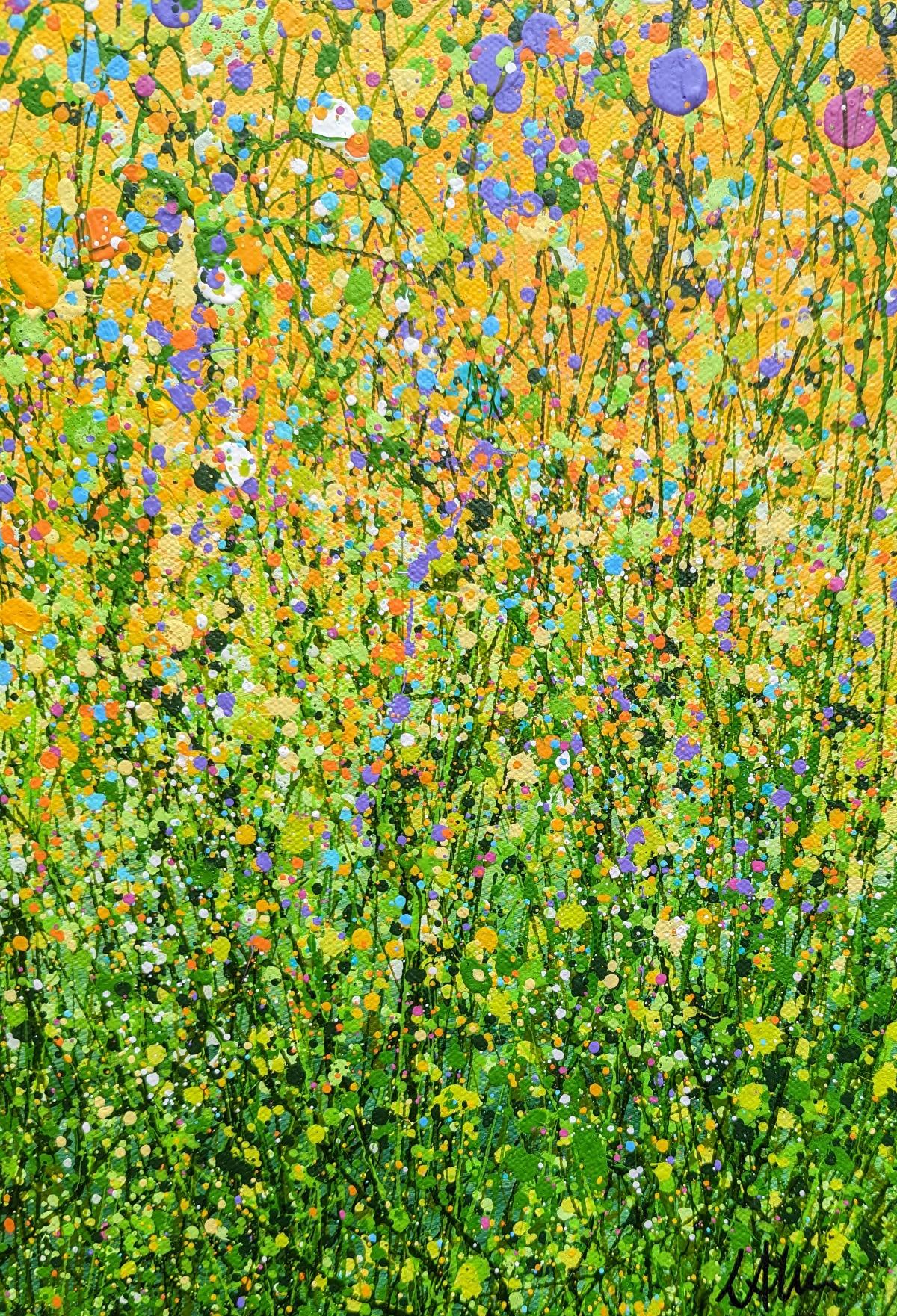 Un prato stravagante e pieno di sole. Un dipinto originale semi-astratto di Lucy Moore. Utilizzando la sua tecnica caratteristica dell'erba di filo, Lucy ha creato un tocco semi-astratto ai suoi classici dipinti di prato. Fiori gialli e colorati
