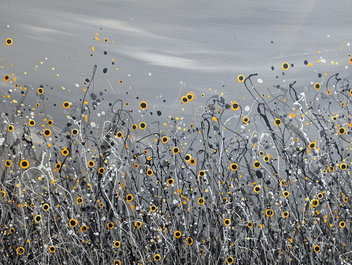 Let The Sun Shine #5, Pintura original, Pradera floral, Naturaleza, Gris, Arte rojo - Painting de Lucy Moore