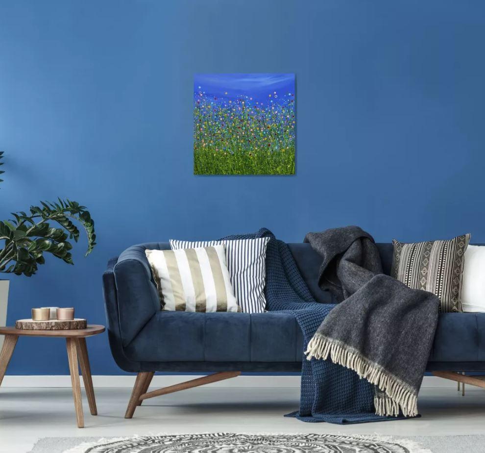 Radiance de la prairie #3, peinture originale, prairie florale, Nature, art gris, rouge - Painting de Lucy Moore