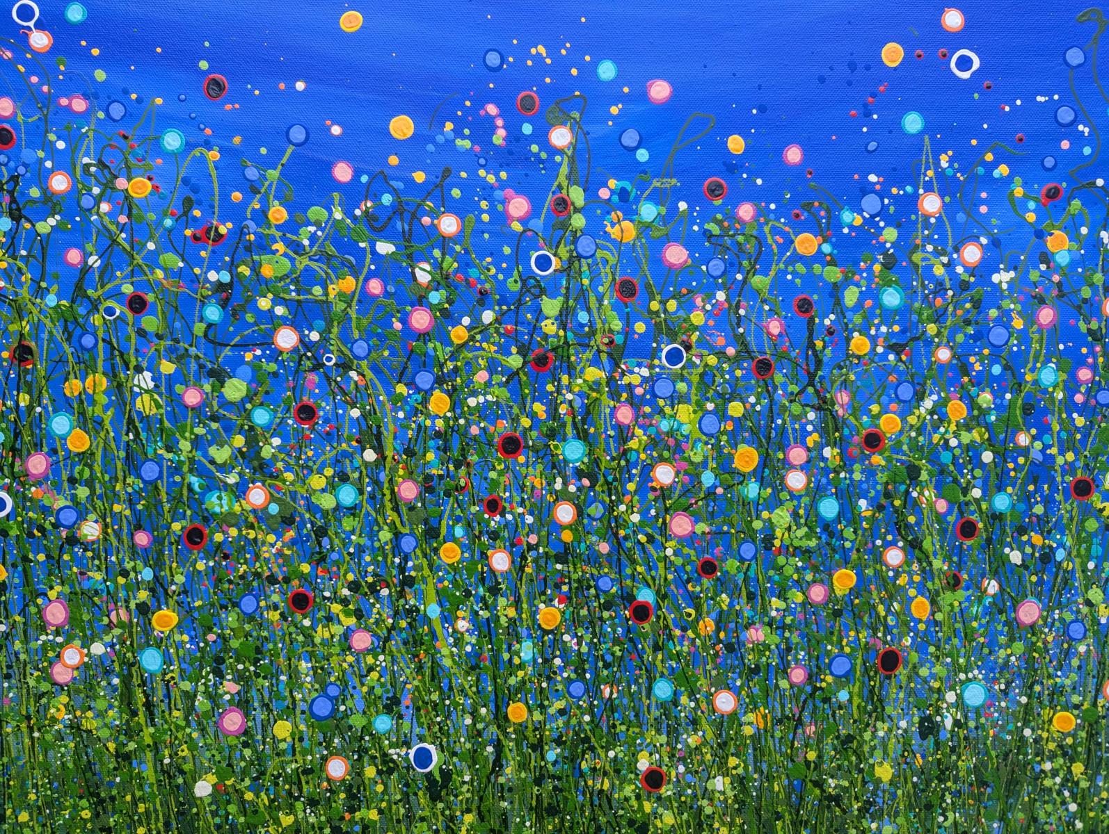 Radiance de la prairie #3, peinture originale, prairie florale, Nature, art gris, rouge - Bleu Landscape Painting par Lucy Moore