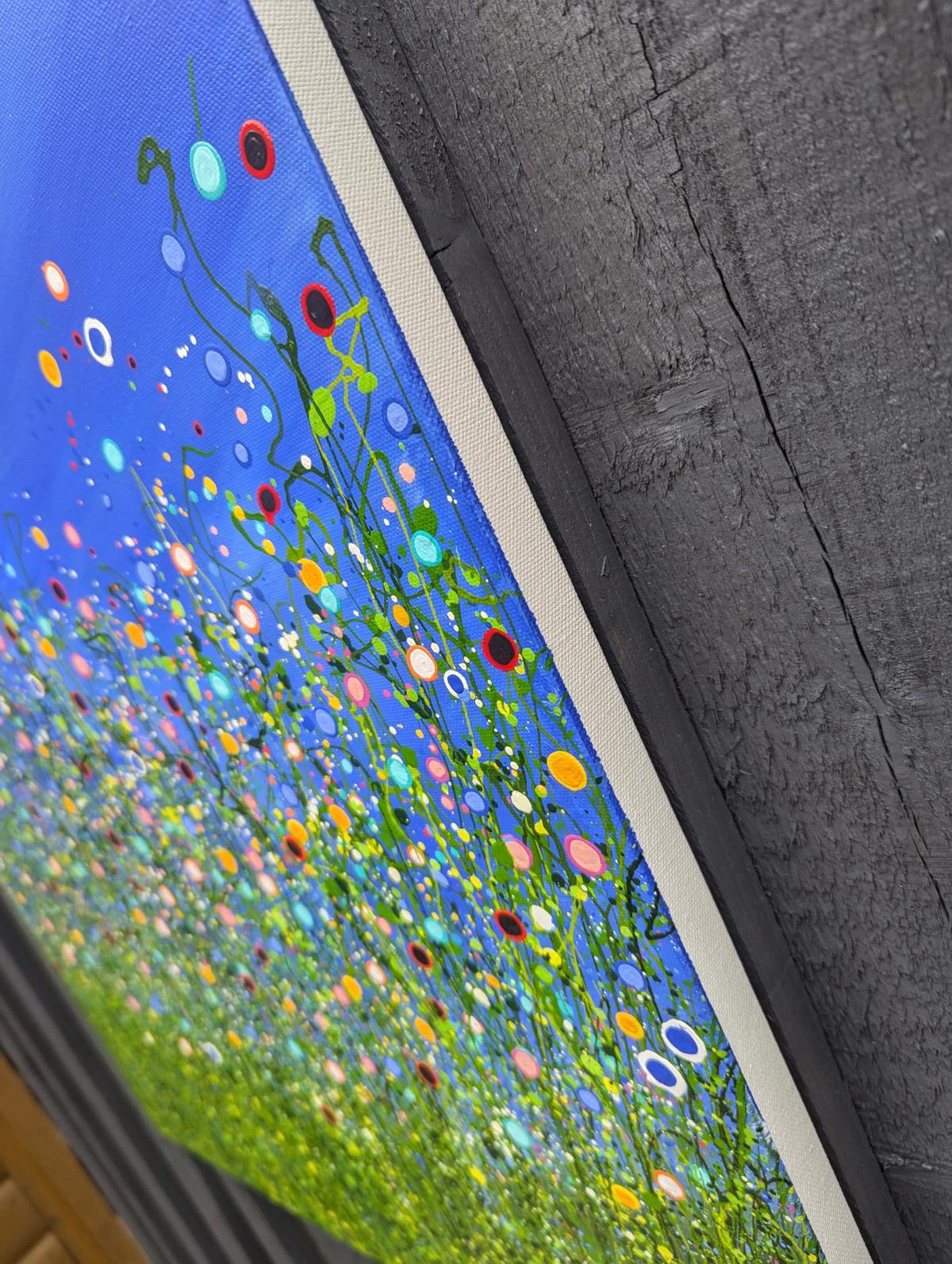 Radiance de la prairie #3, peinture originale, prairie florale, Nature, art gris, rouge en vente 3
