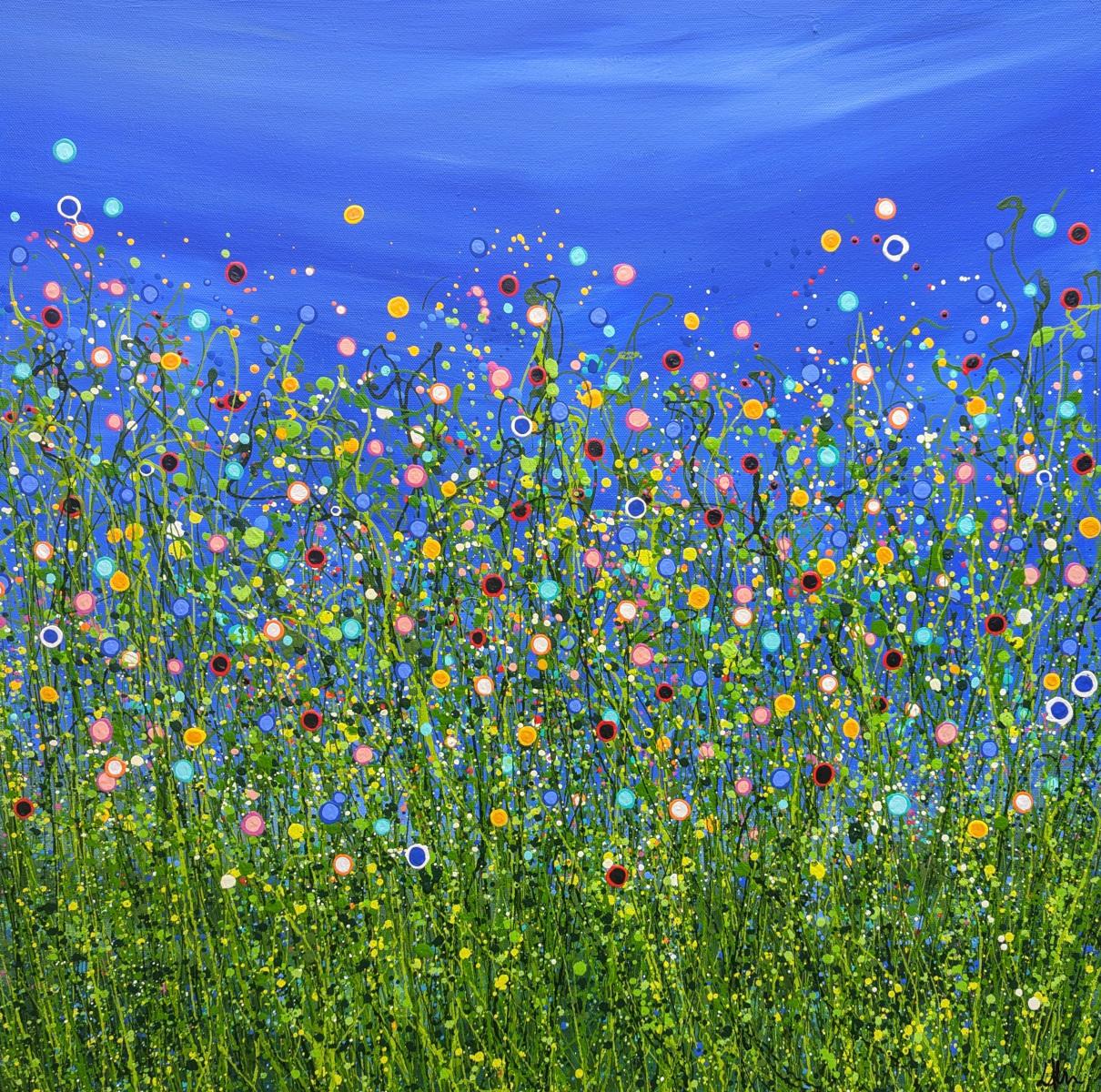Landscape Painting Lucy Moore - Radiance de la prairie #3, peinture originale, prairie florale, Nature, art gris, rouge