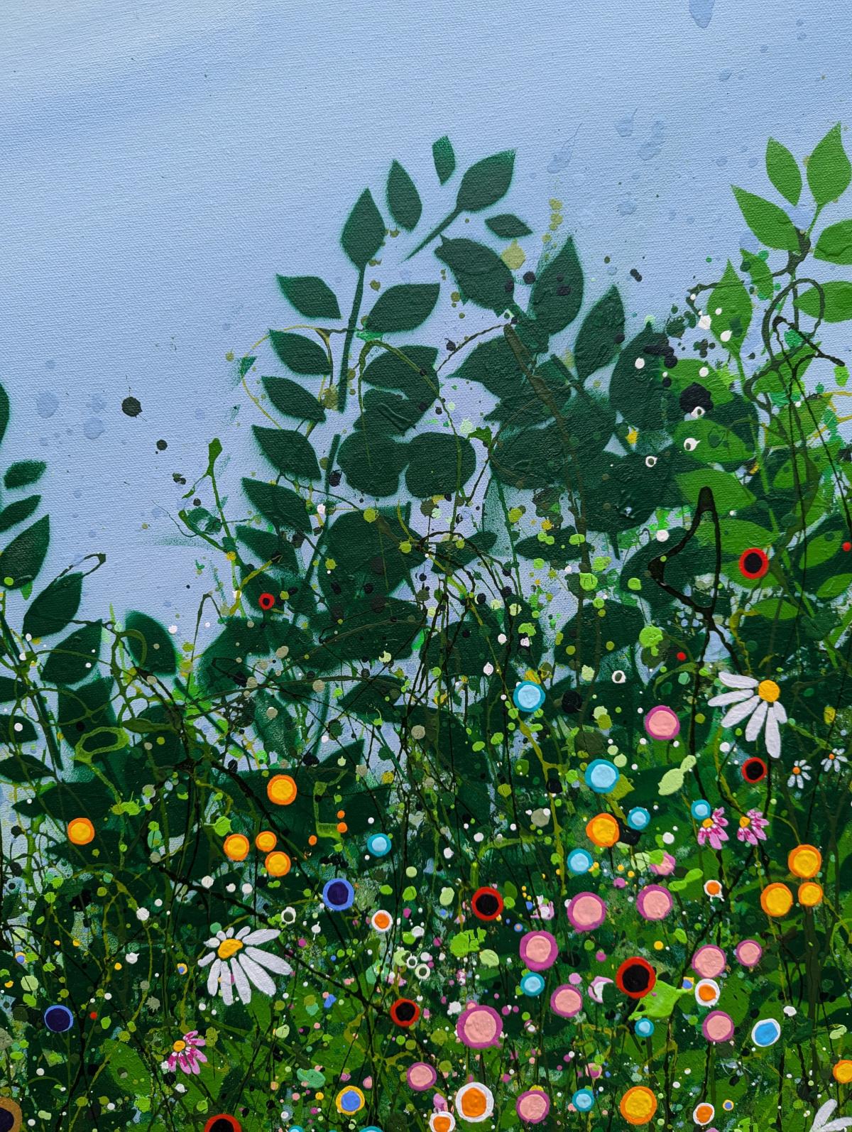 Natures Rebellion- *En raison de sa taille, cette œuvre sera retirée du cadre en bois et la toile sera expédiée roulée dans un tube* Cette peinture a été infusée de petites fleurs circulaires dorées créées à l'aide de véritables feuilles d'or 23ct.