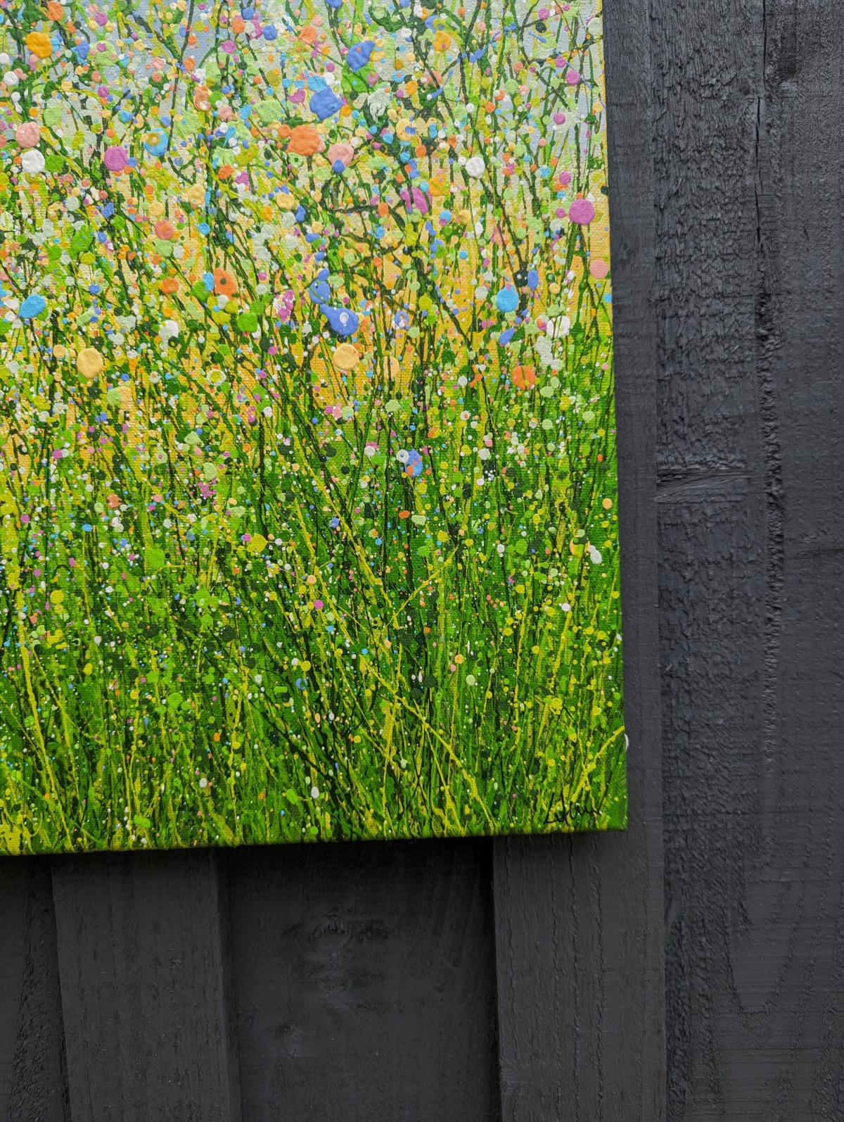 Pastel Spring Dreams #2, peinture originale, prairie florale, Nature, art gris, rouge - Gris Landscape Painting par Lucy Moore