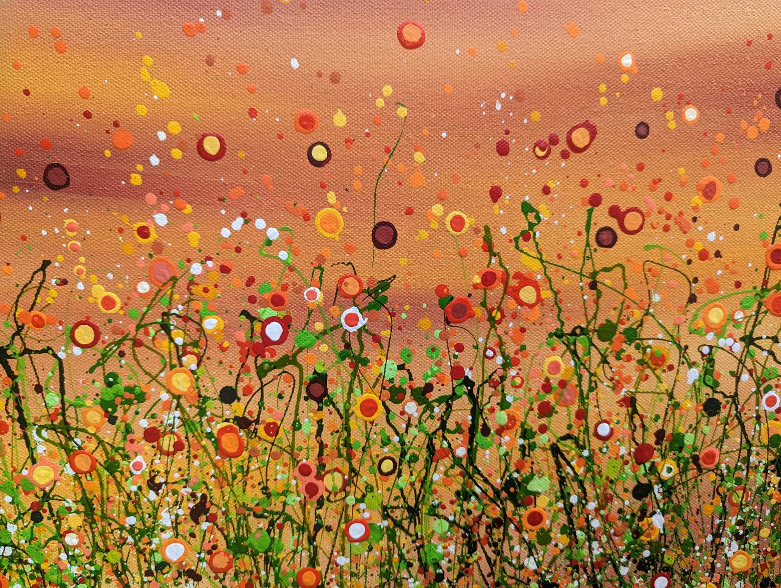 Popping Sunrise Meadows #2 - Eine skurrile Wiese voller Sonnenschein. Ein semi-abstraktes Originalgemälde von Lucy Moore. Mit ihrer charakteristischen Fadengras-Technik hat Lucy ihren klassischen Wiesenbildern eine halbabstrakte Wendung gegeben.