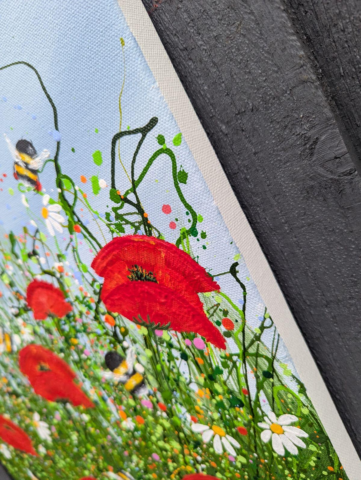Poppy Meadow Delight #2 40 x 40 cm Nel creare questo pezzo, ho cercato di catturare l'energia stravagante di un prato fiorito. Ho cercato di animare il dolce ondeggiare dei papaveri contro un sereno cielo blu, con il vivace ronzio delle api. È stato