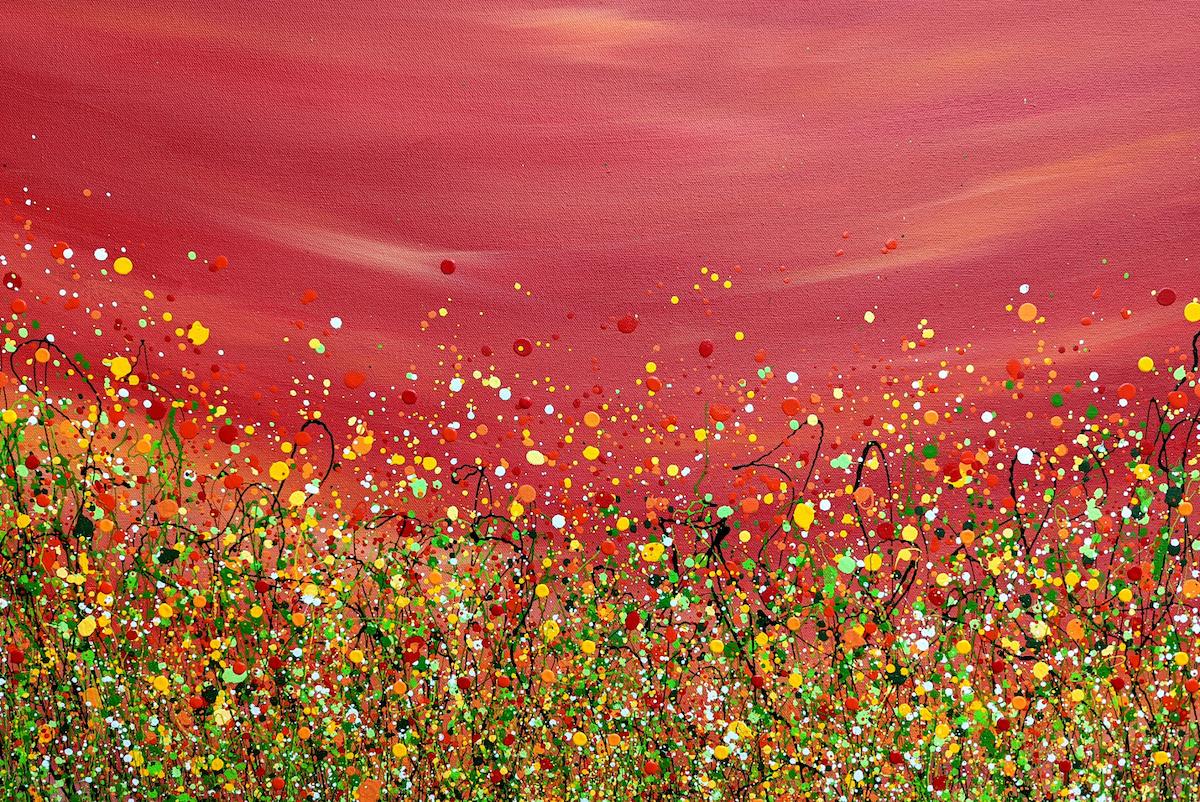 Red Sky At Night #9 - Utilizza il rosso e l'arancione per rappresentare un orizzonte vibrante su un prato figurativo. Un dipinto originale semi-astratto di Lucy Moore. Utilizzando la sua tecnica caratteristica dell'erba di filo, Lucy ha creato un