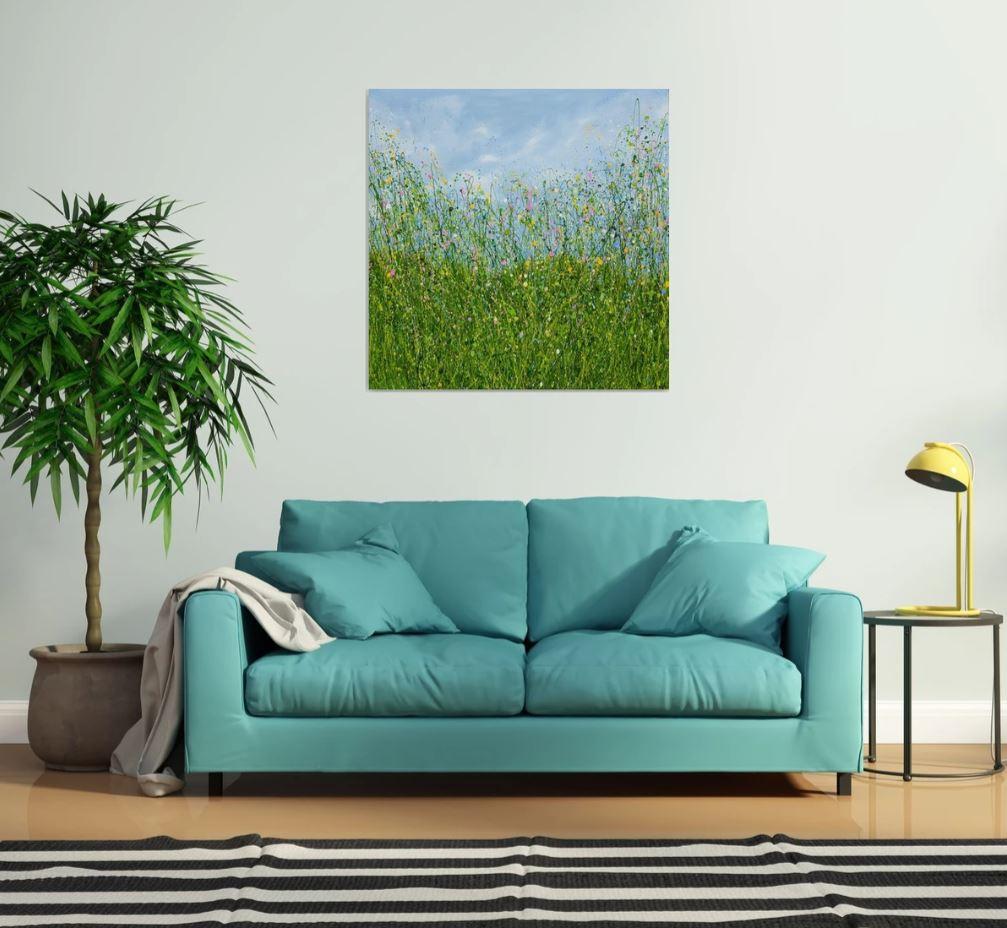 Flüsternde wilde Wiese, Originalgemälde, Blumenwiese, Natur, Grau, Rot Kunst – Painting von Lucy Moore