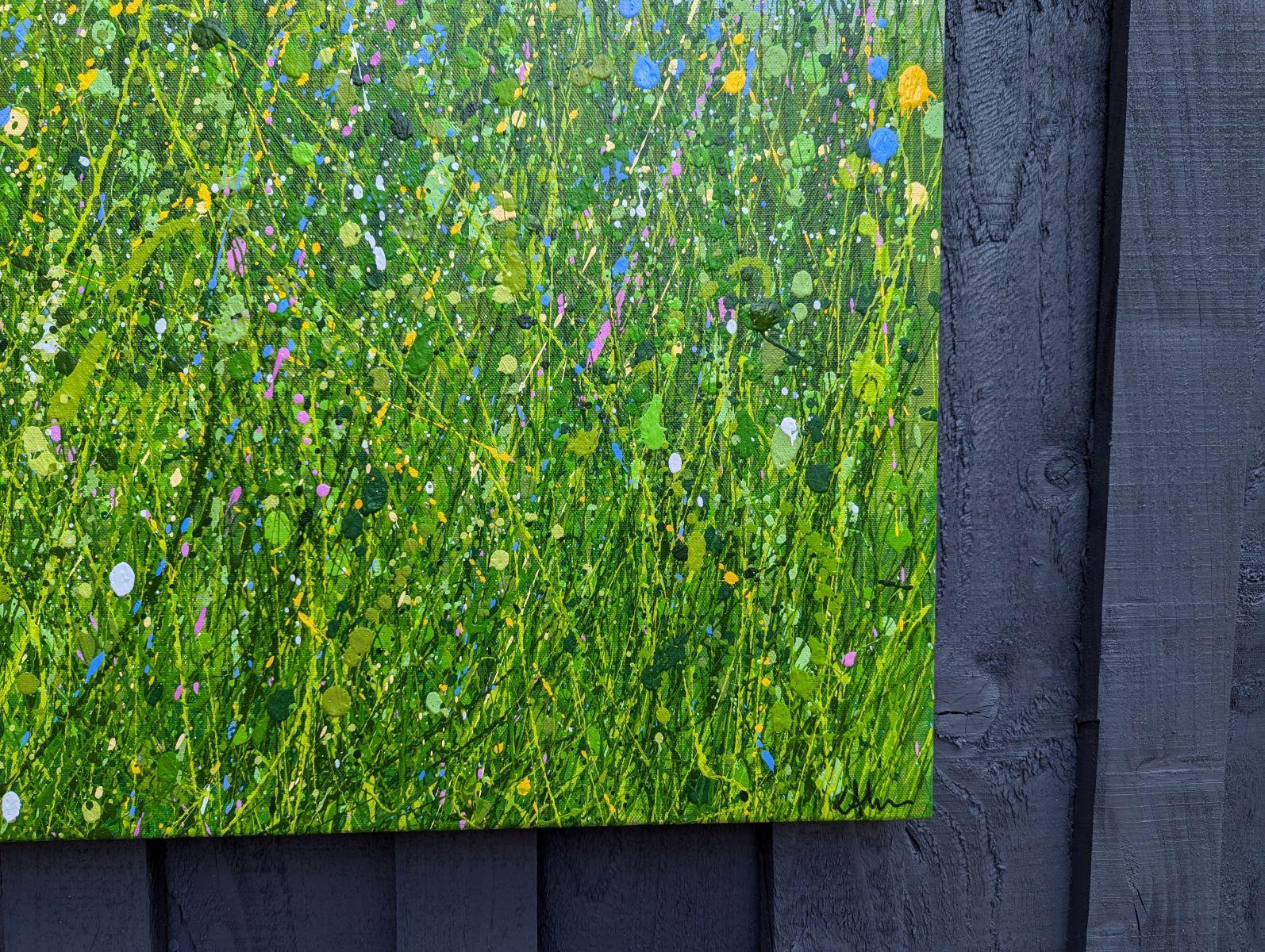 Flüsternde wilde Wiese. In diesem Stück habe ich eine ungezähmte Natur in voller Blüte geschaffen. Die abstrakte und figurative Verschmelzung lässt die Farben spielerisch über die Leinwand tanzen und repräsentiert die launische Seite der Natur, die