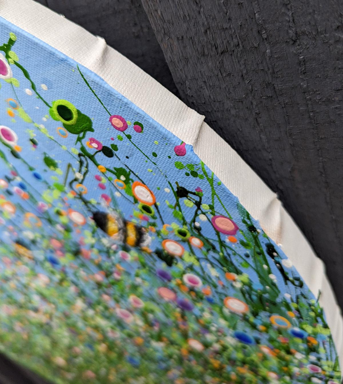 Wilde blühende Chaos, Abstraktes Landschaftsgemälde, Bienenmalerei, Blumenkunst – Painting von Lucy Moore