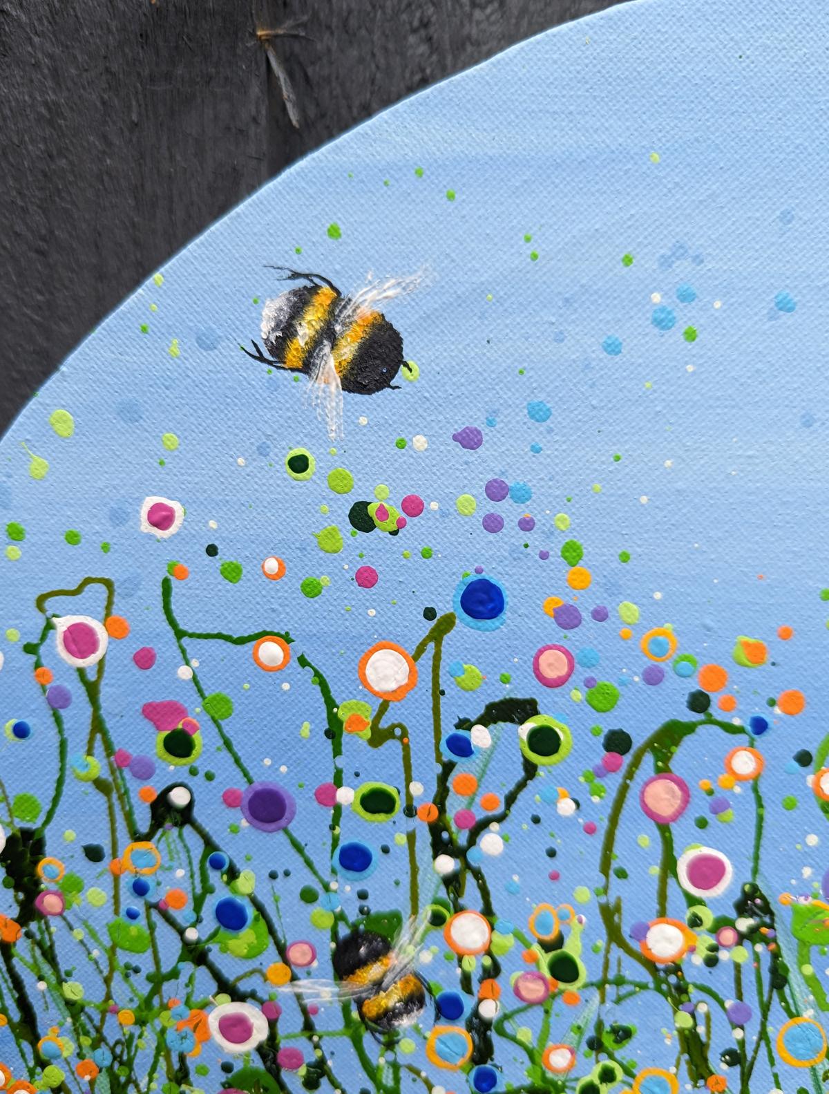 Wilde blühende Chaos, Abstraktes Landschaftsgemälde, Bienenmalerei, Blumenkunst (Grau), Abstract Painting, von Lucy Moore