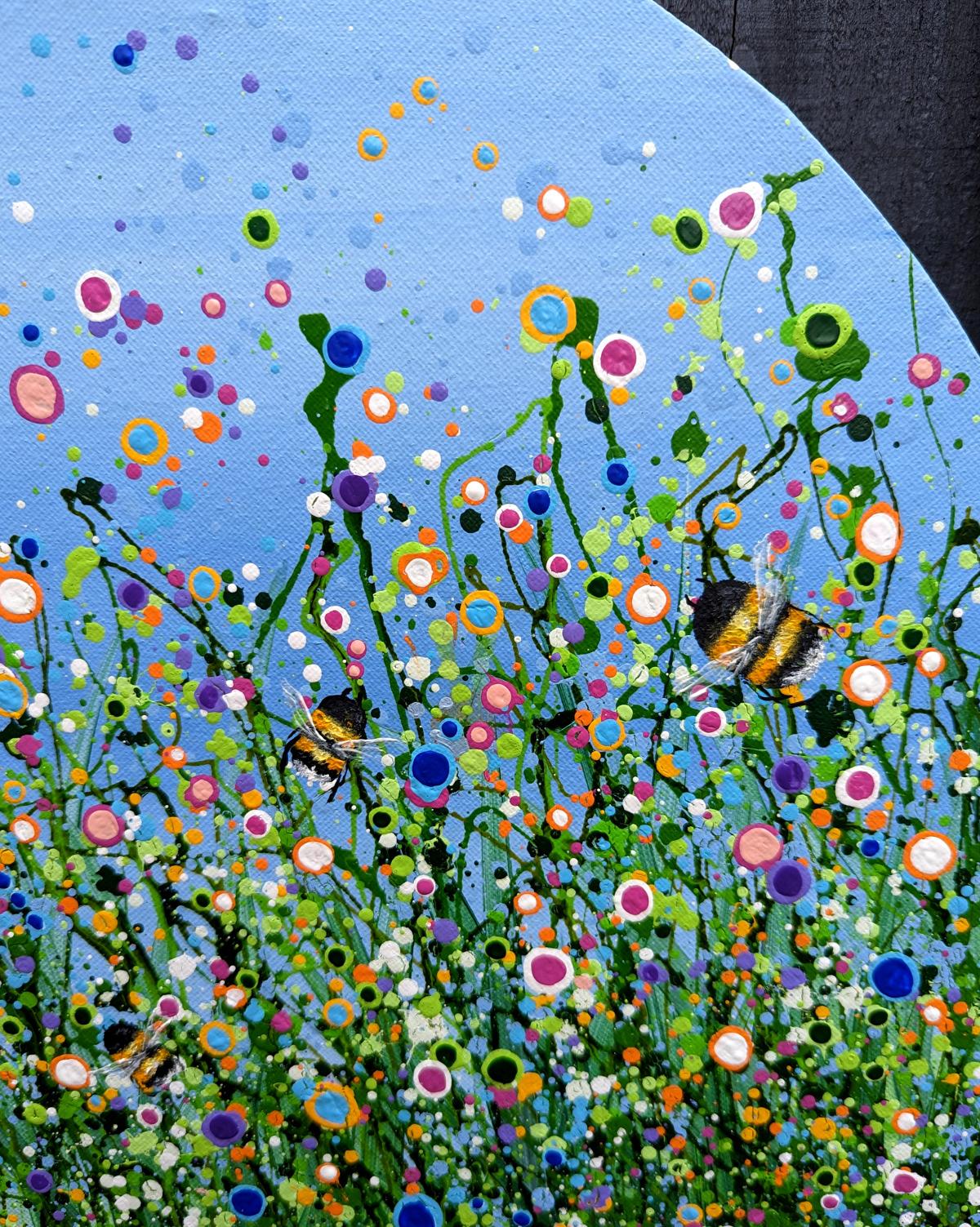 Wildes Chaos - Mit ein wenig Textur habe ich diese fröhliche Blüte mit kleinen Bienen geschaffen, die ihrem Tag nachgehen. Ich liebe es, mit Farben herumzuspritzen und wilde, abstrakte Blumenfelder zu malen. 40 x40 cm 1,5 cm dick Acryl auf runder