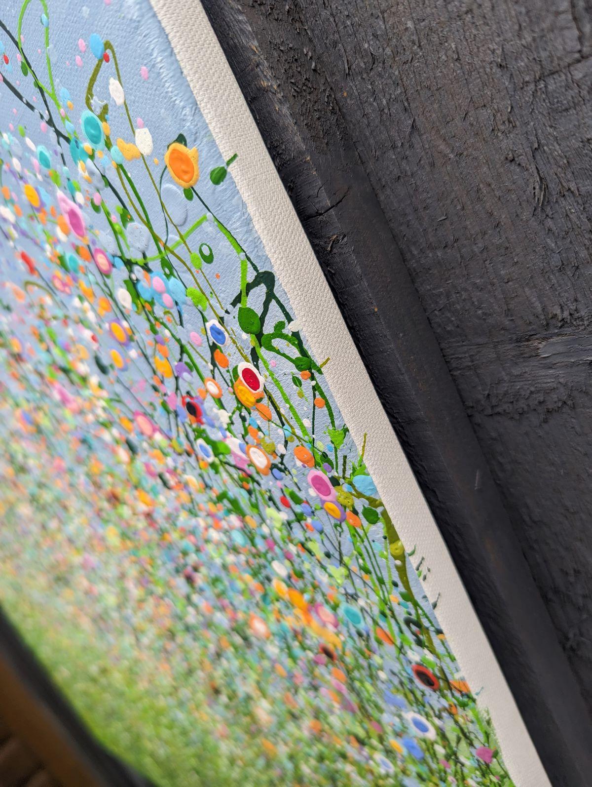 Wild Meadow Symphony #3 - Une peinture originale semi-abstraite de Lucy Moore. En utilisant sa technique caractéristique de l'herbe filée et une palette colorée, Lucy a créé une touche semi-abstraite à ses peintures classiques de prairies. Cette
