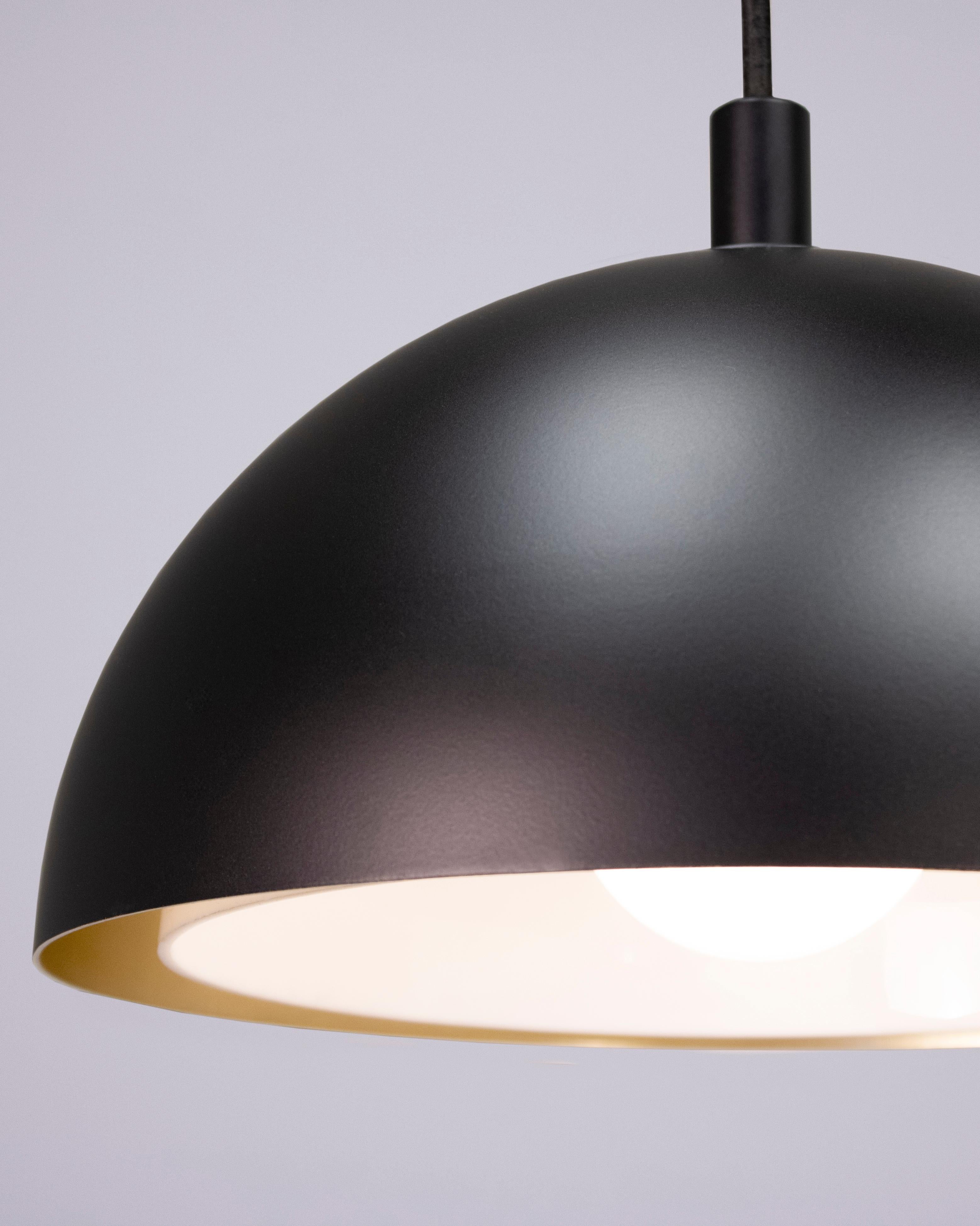 Américain Lampe à suspension Lucy en poudré noir mat et laiton satiné en vente