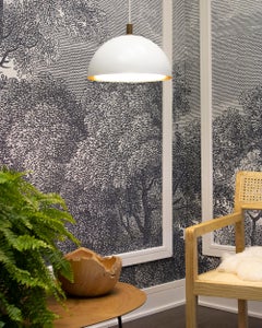Anhänger in halbglänzendem weißem pulverbeschichtetem Mantel aus Satin und Messing mit antiken Messingdetails