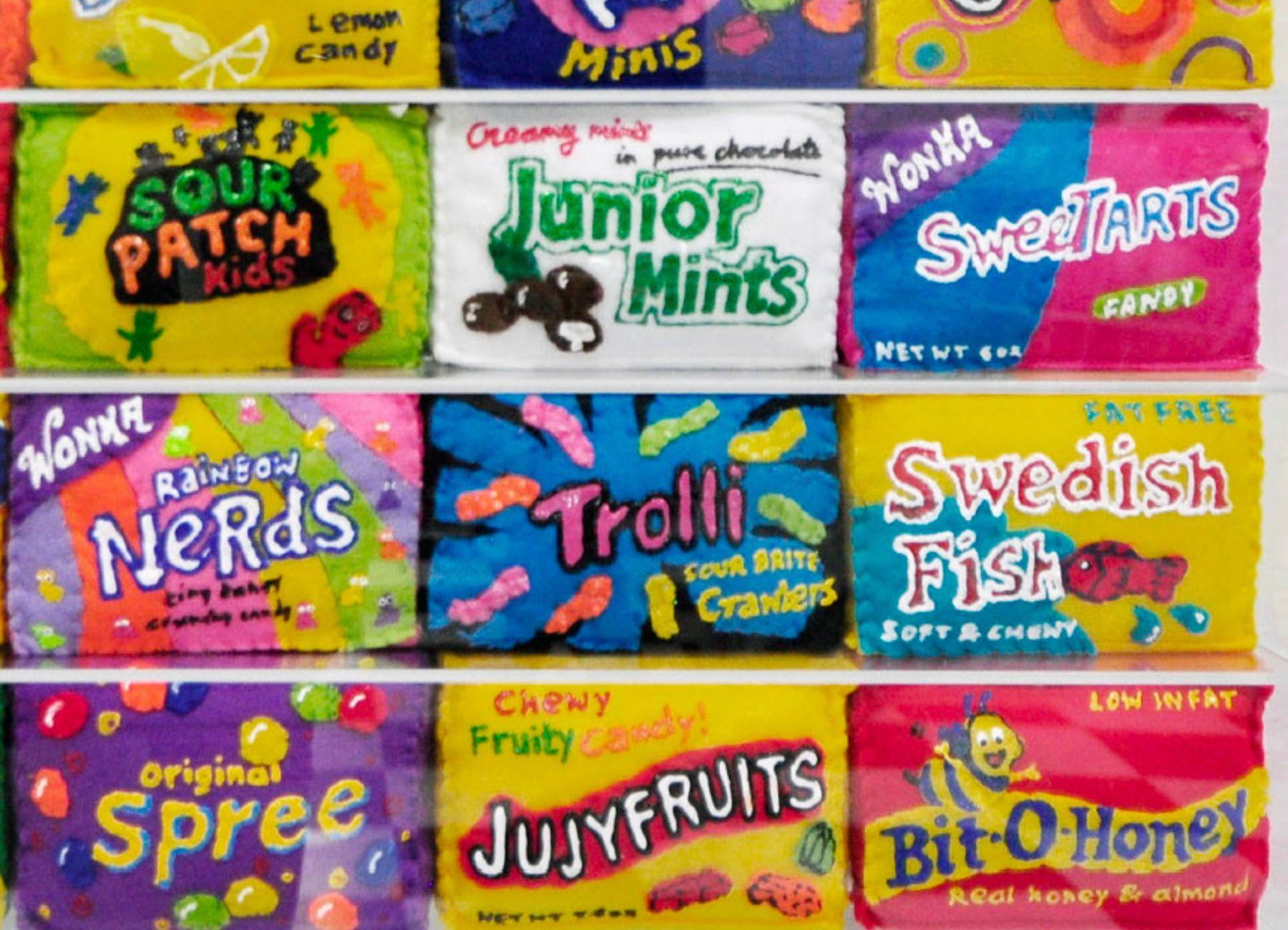 Möchten Sie etwas Süßes? Wie wäre es mit britischen Süßigkeiten? Eine Kollektion von Bonbons aus Filz von Lucy Sparrow, einer der originellsten zeitgenössischen urbanen Künstlerinnen. Ihre Arbeiten sind eine detaillierte Interpretation der heutigen